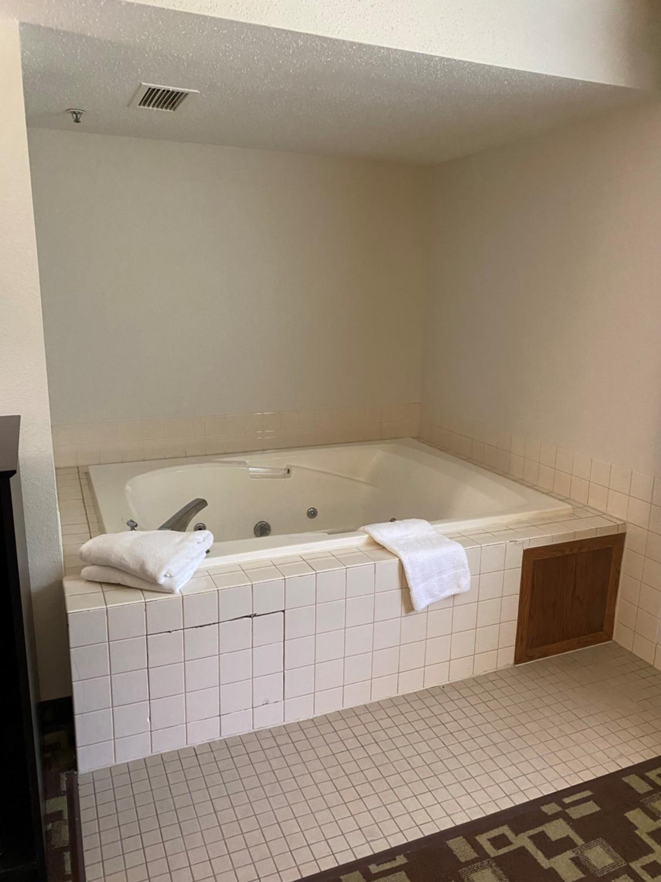 Queen Suite - Non-Smoking - Photo 4