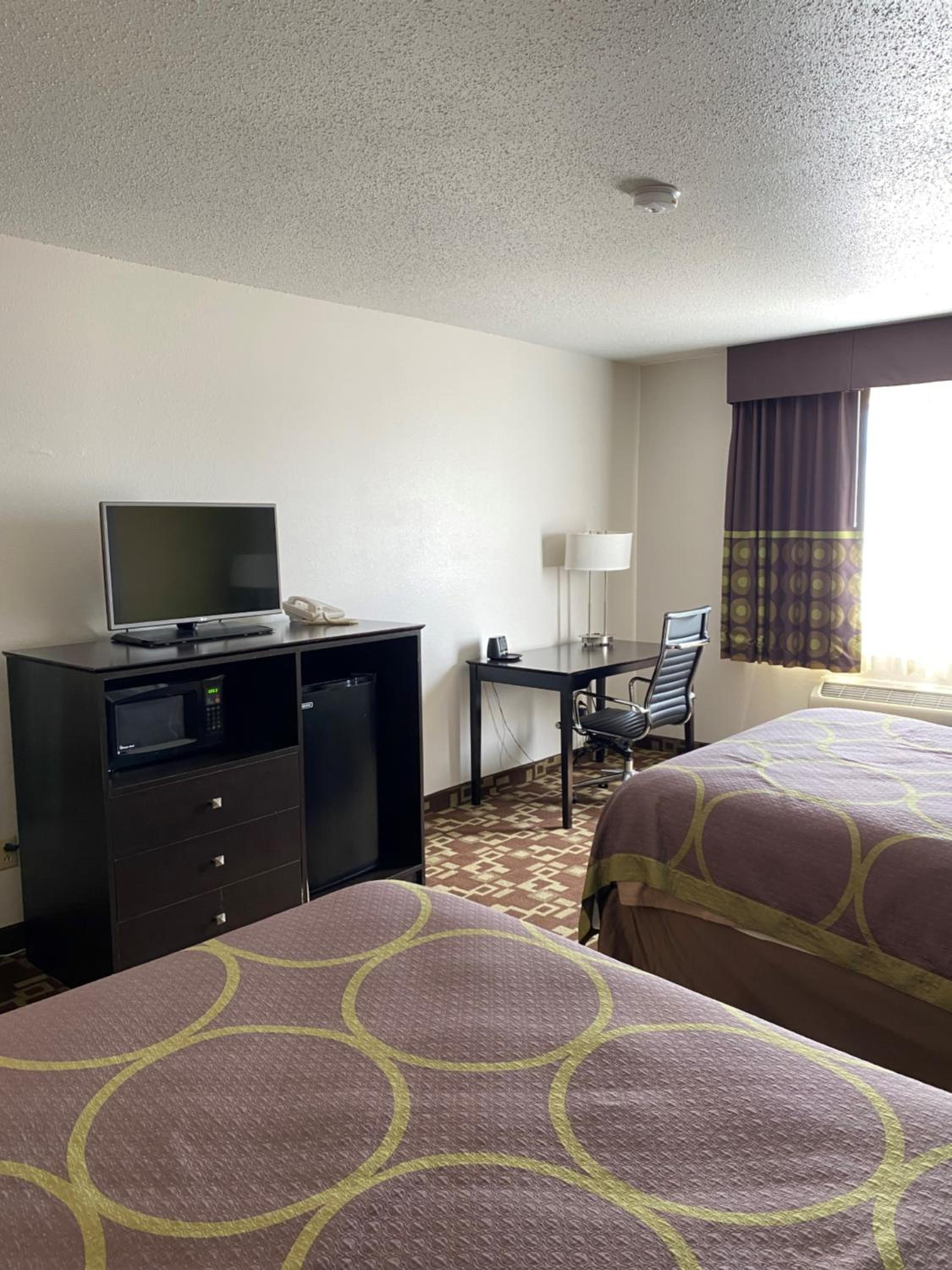 Queen Room with Two Queen Beds - Non-Smoking - Photo 3