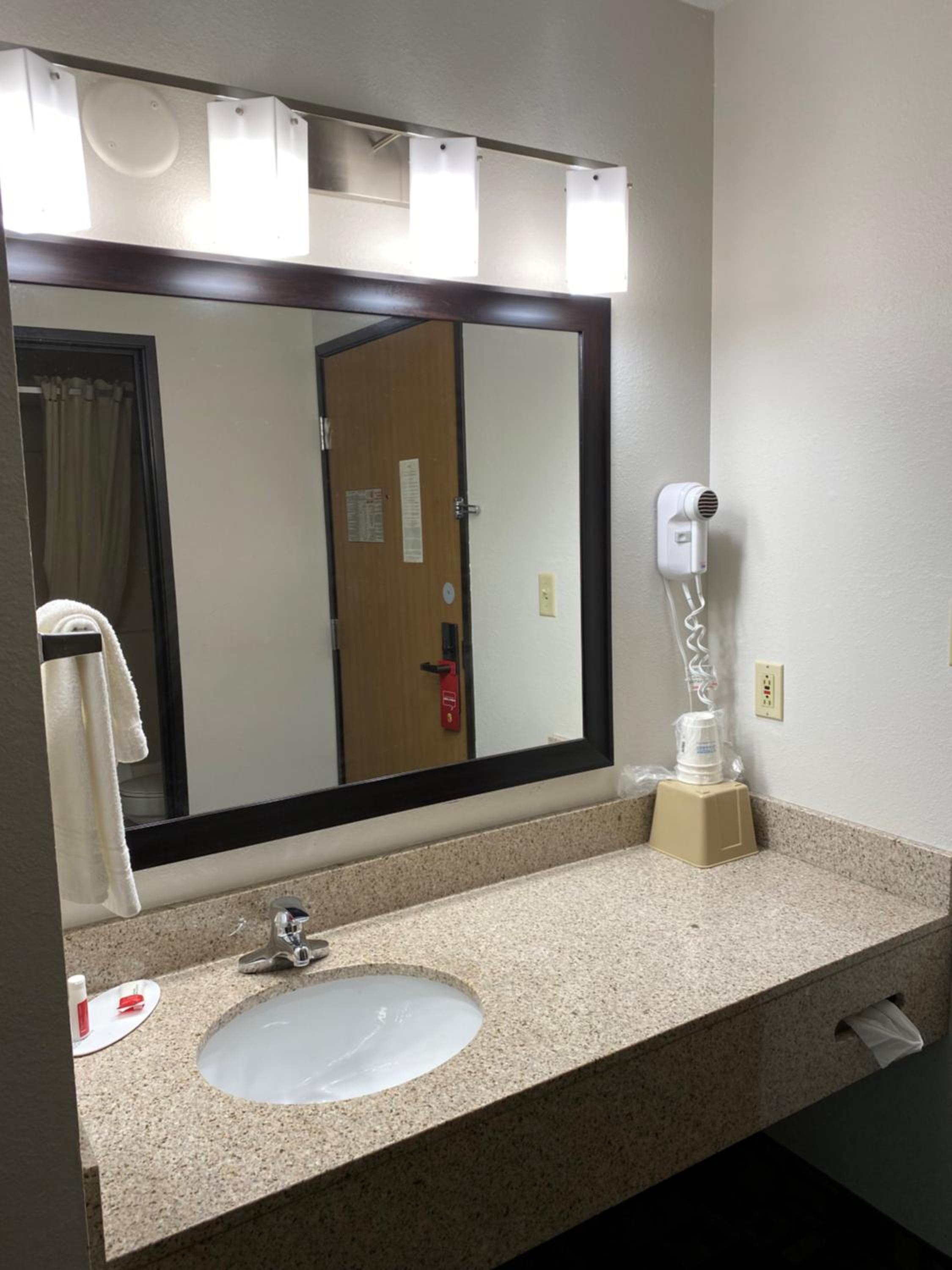 King Suite - Non-Smoking - Photo 5