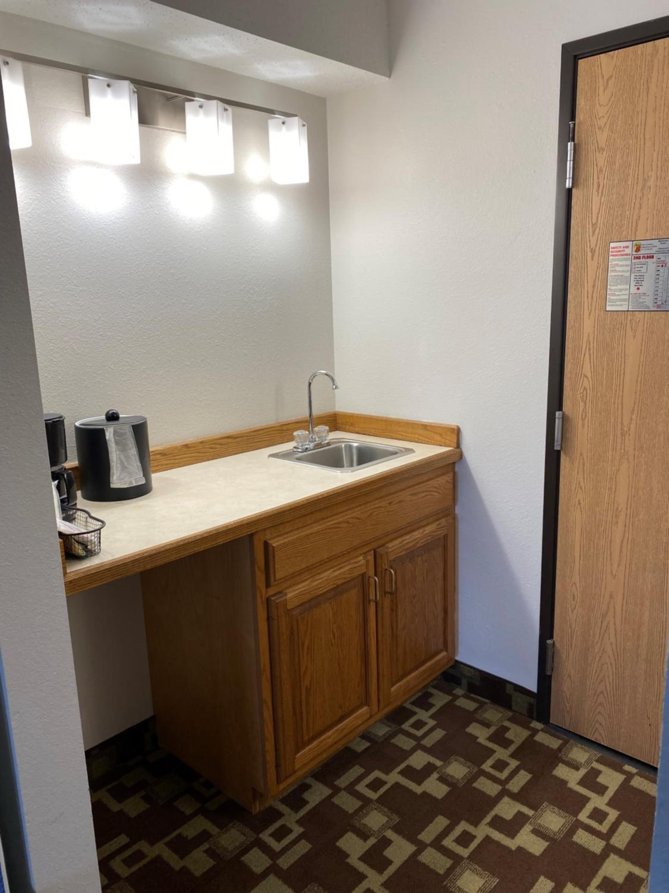 King Suite - Non-Smoking - Photo 4
