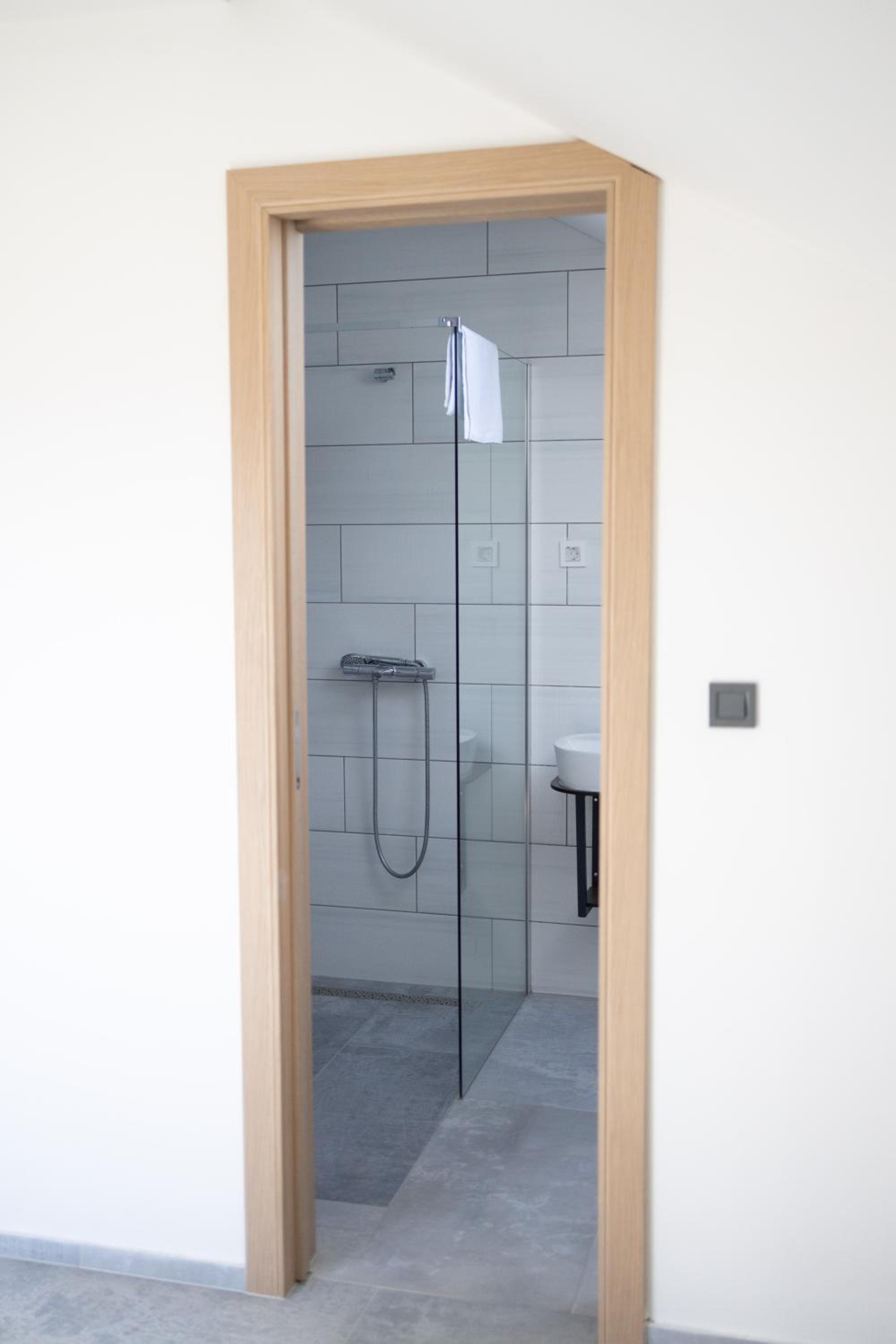 Deluxe Double Room with Bath - Photo 8