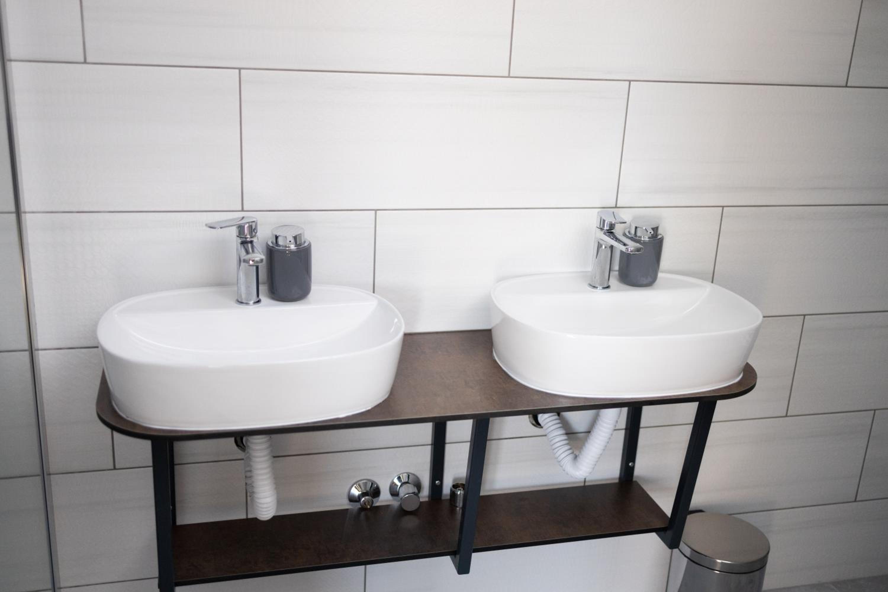 Deluxe Double Room with Bath - Photo 7