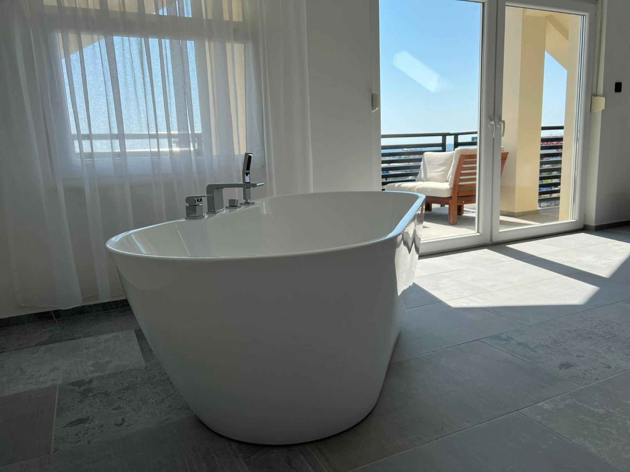 Deluxe Double Room with Bath - Photo 6