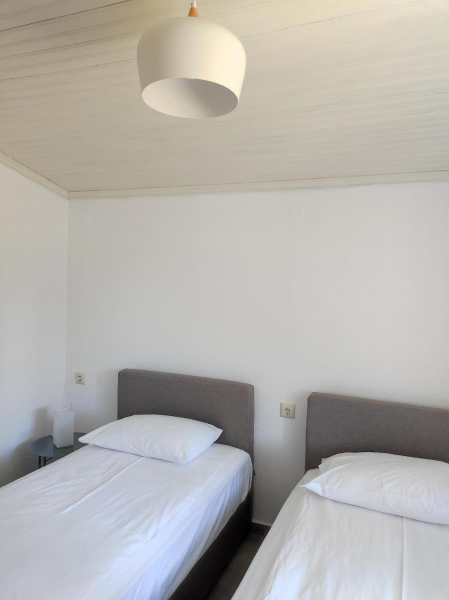 Two-Bedroom House - Photo 4