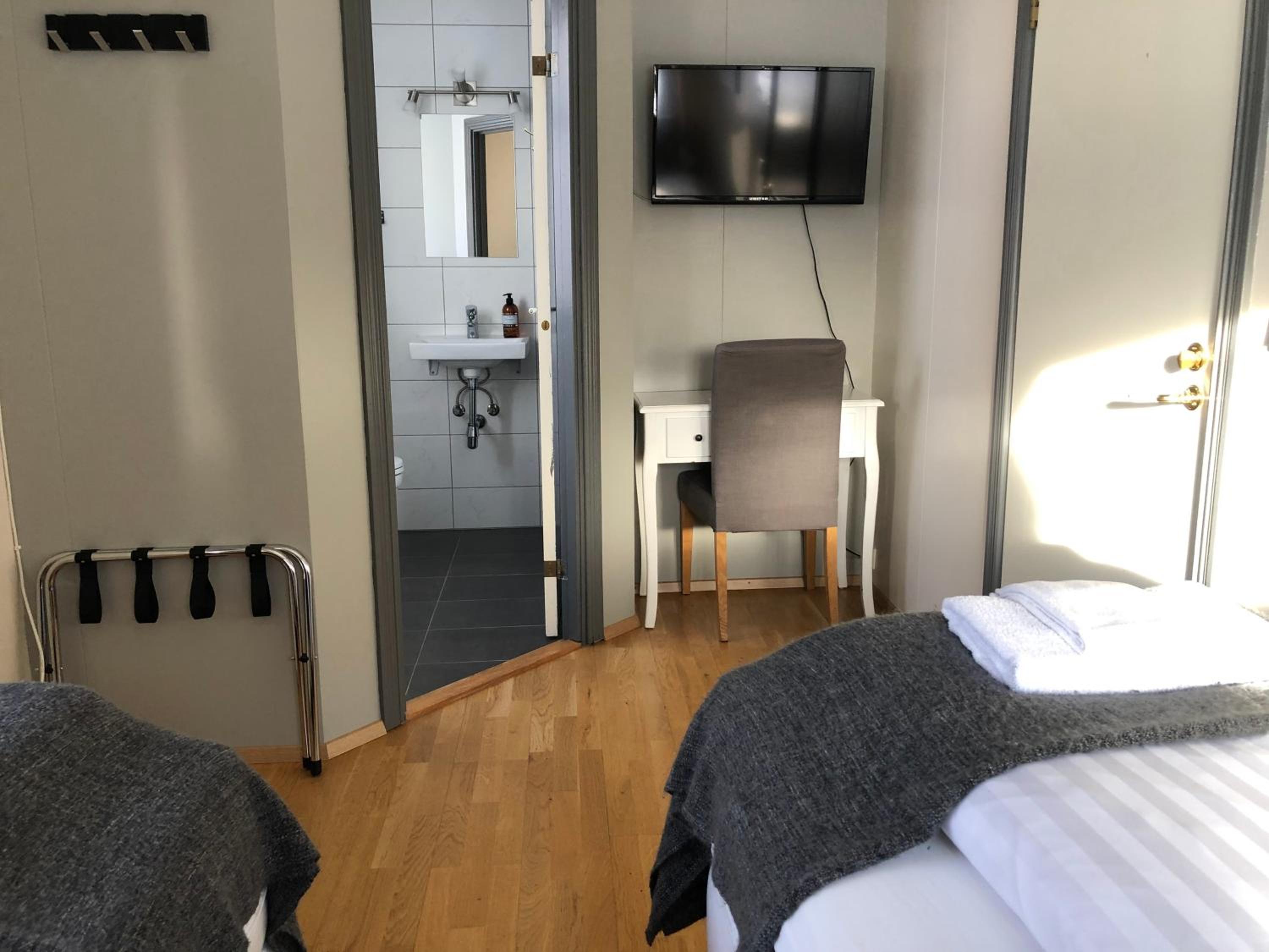 Twin Room with Private Bathroom photo 3