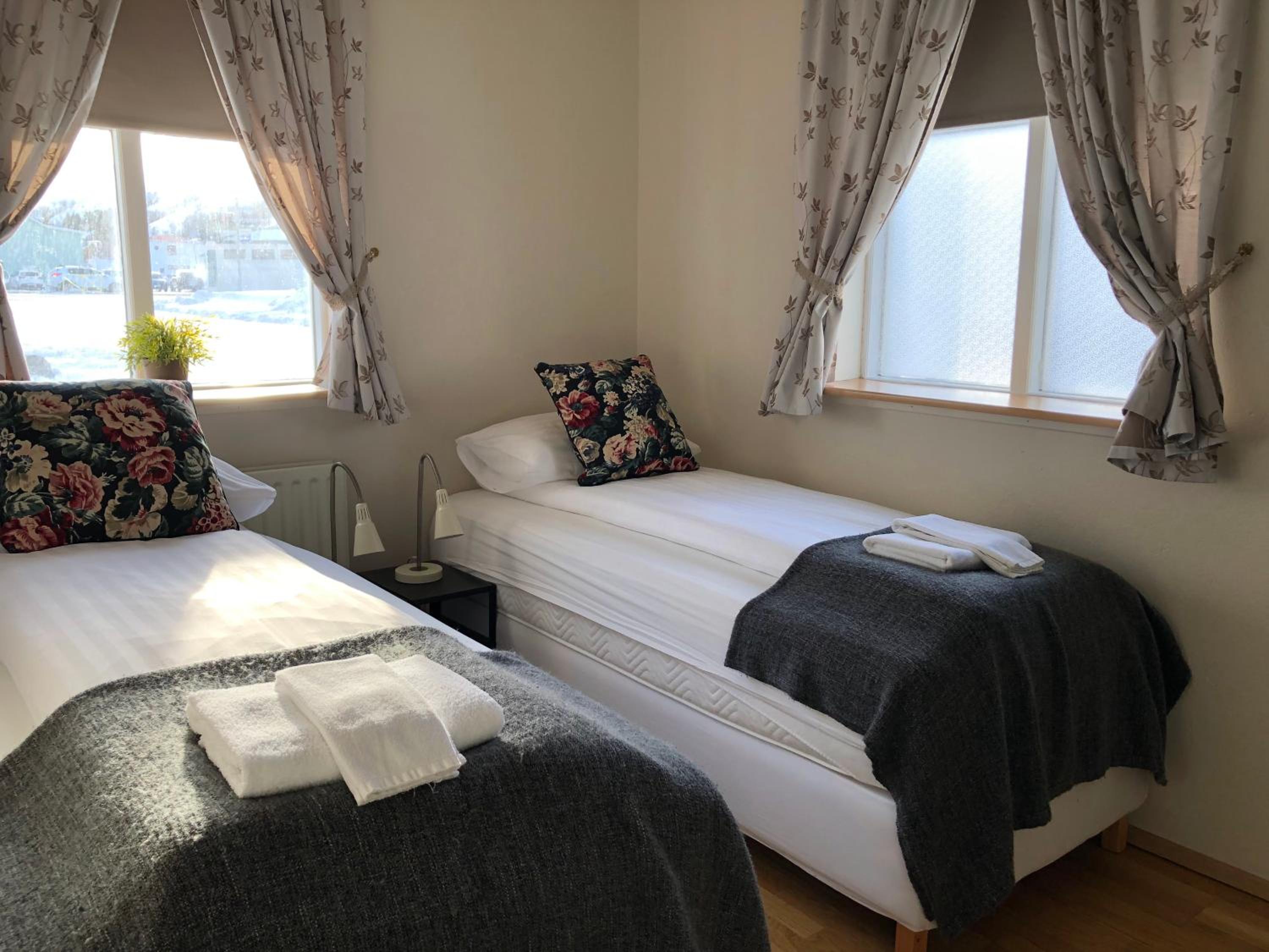 Twin Room with Private Bathroom photo 2