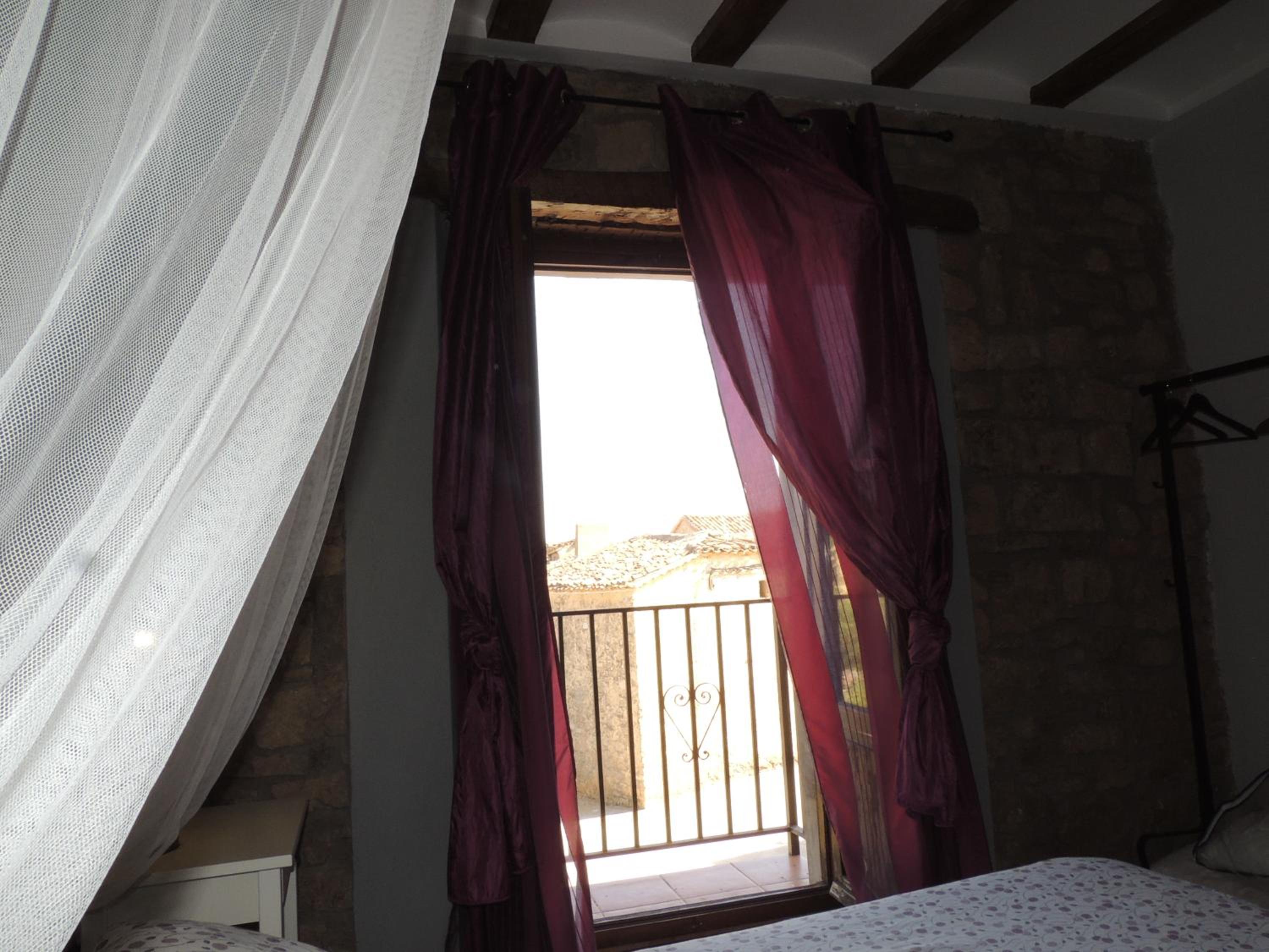 Queen Room with Balcony - Photo 8