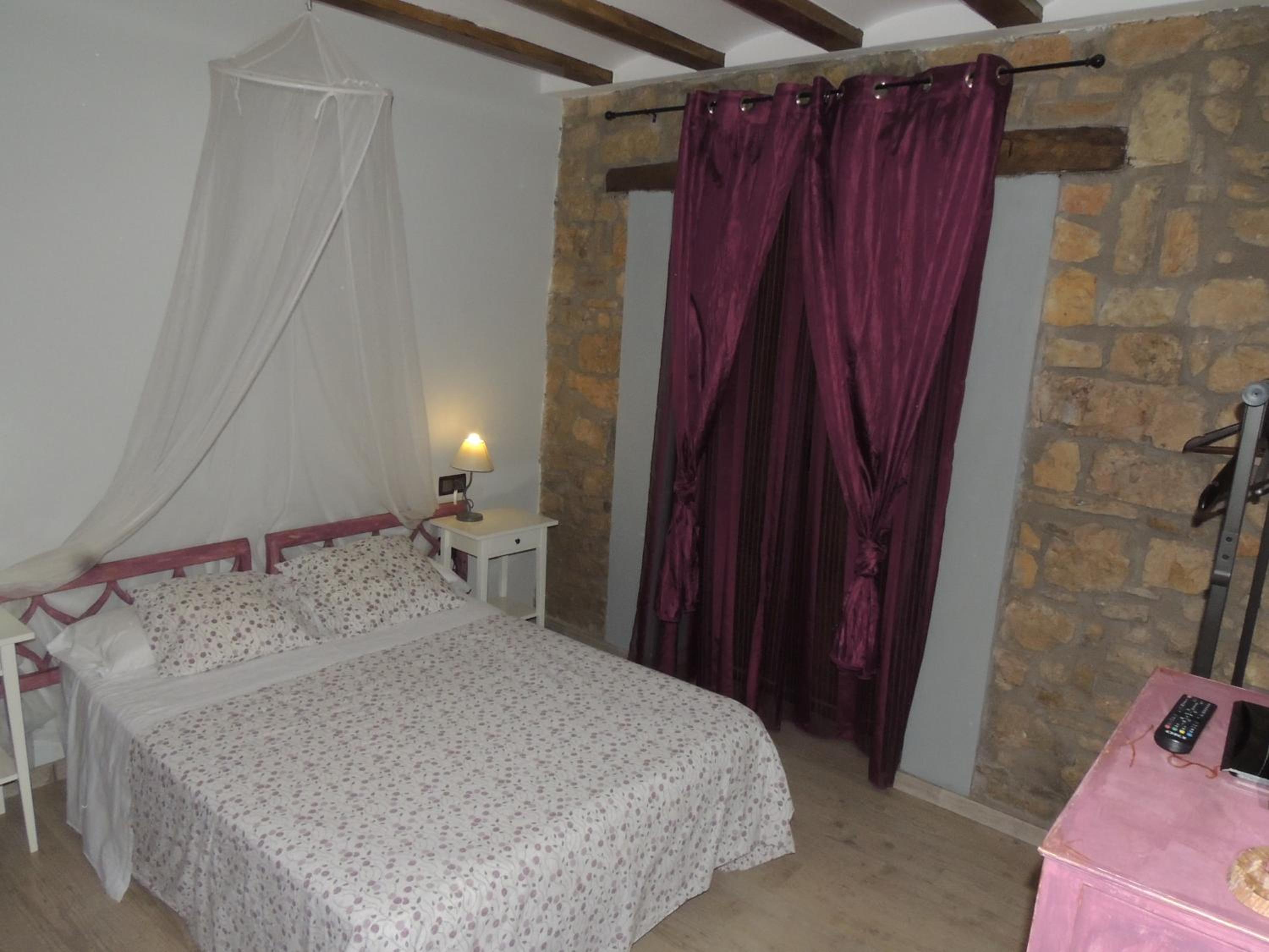 Queen Room with Balcony - Photo 3