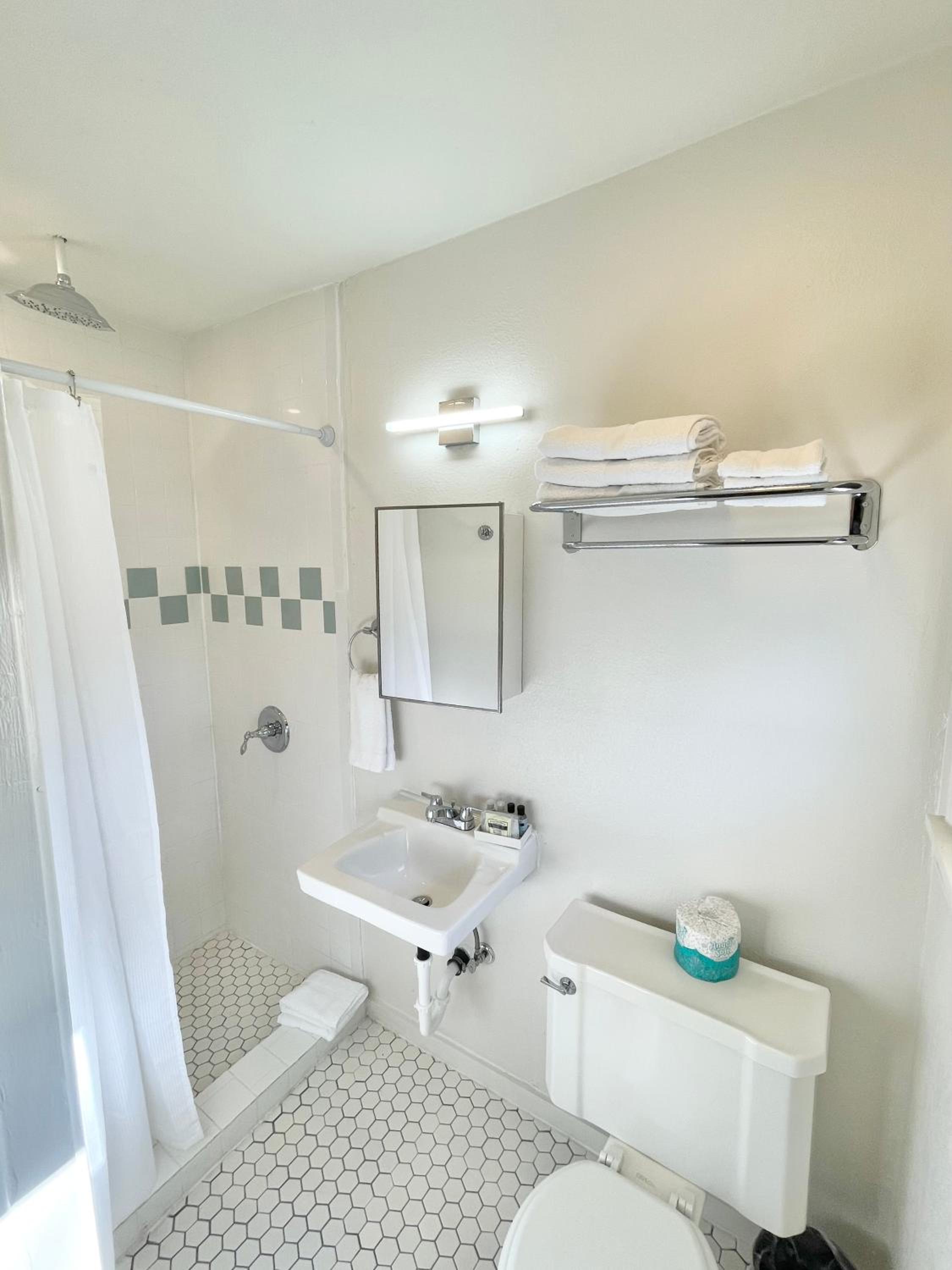 Queen Suite - Photo 17