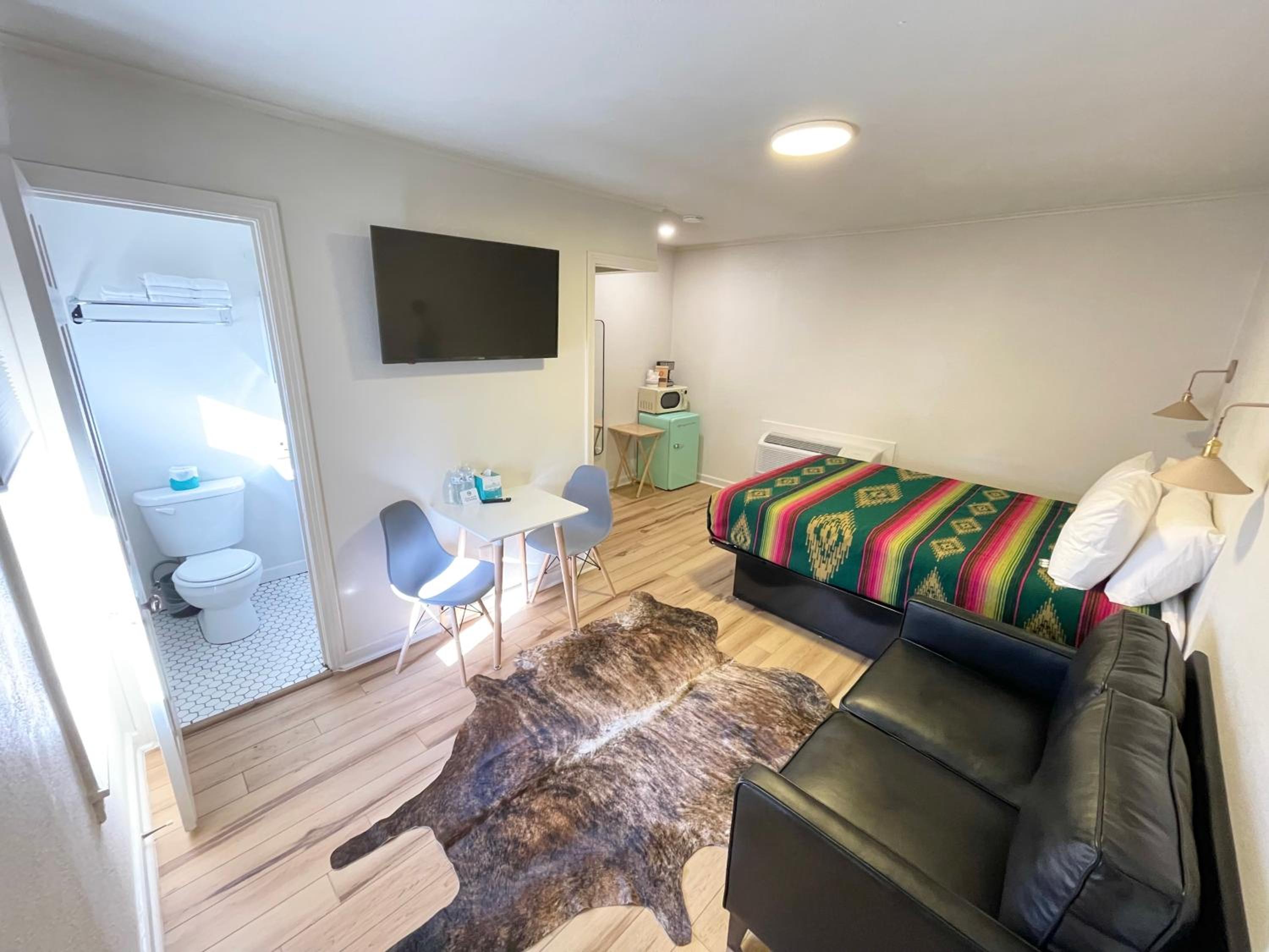 Queen Suite - Photo 20