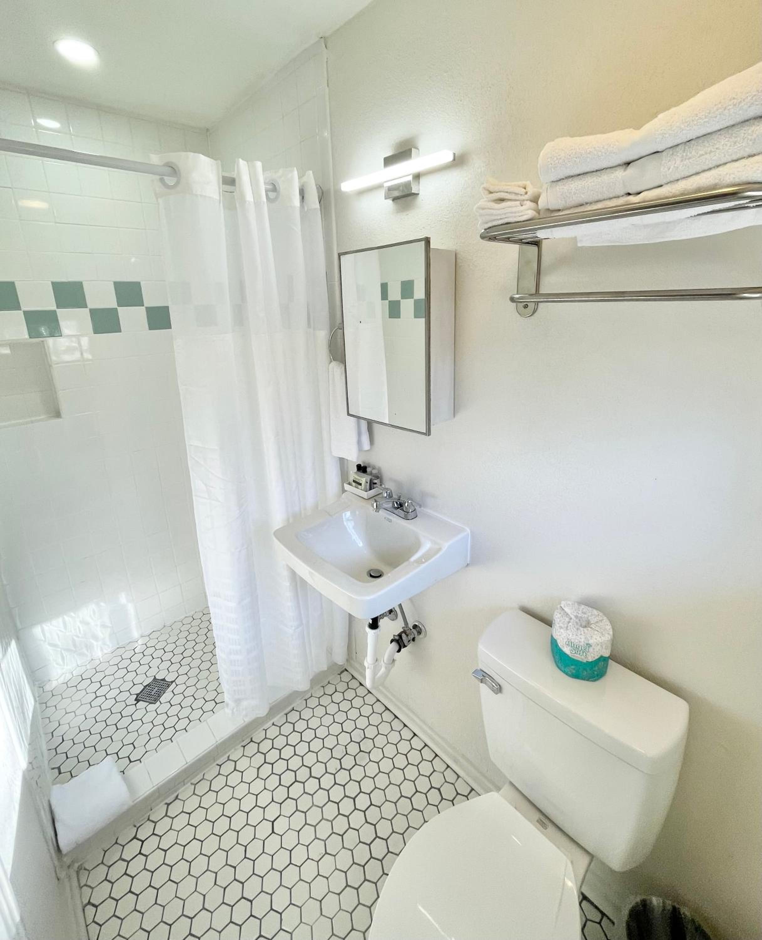 Queen Suite - Photo 19