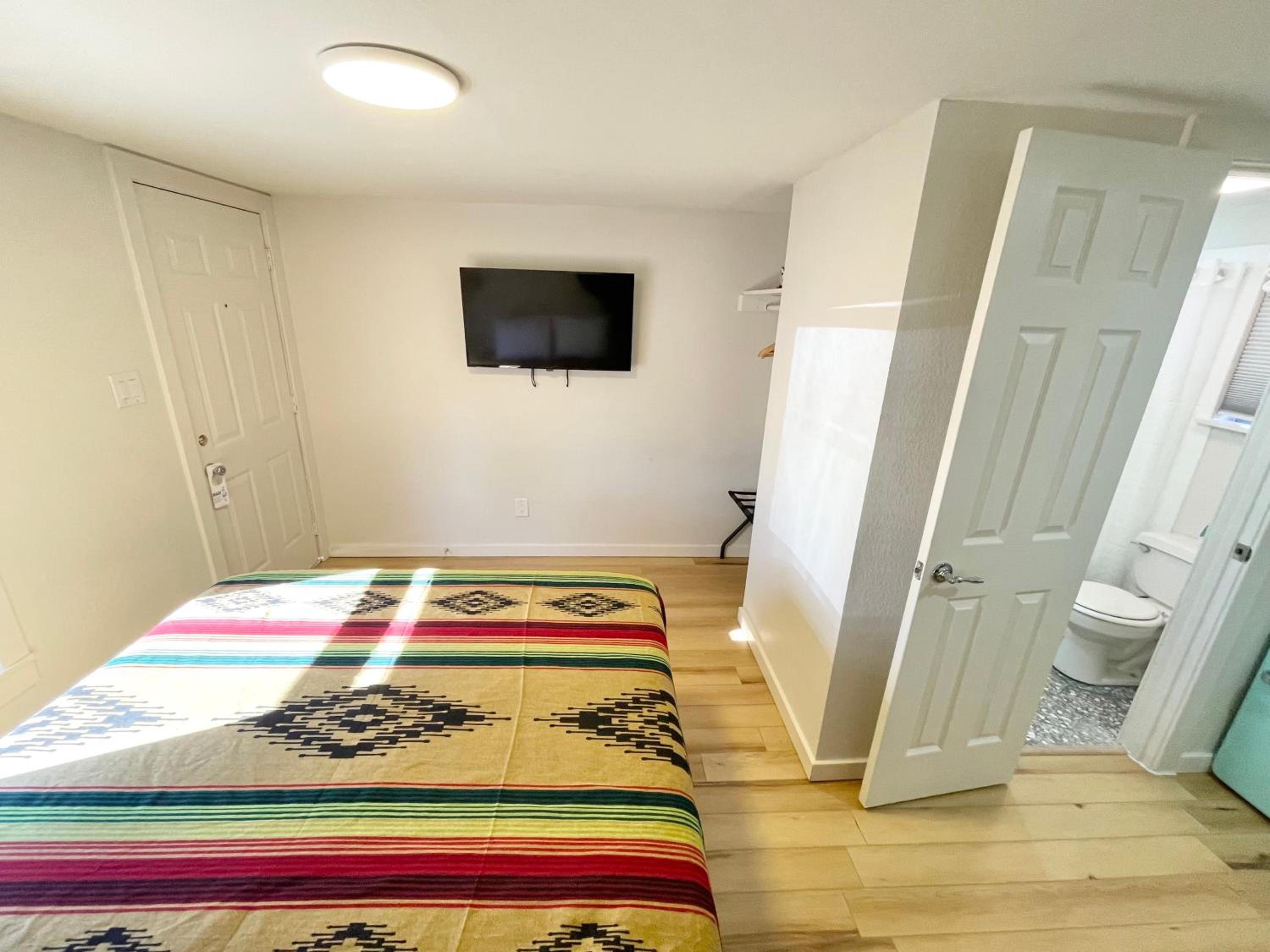 Standard Queen Room - Photo 7