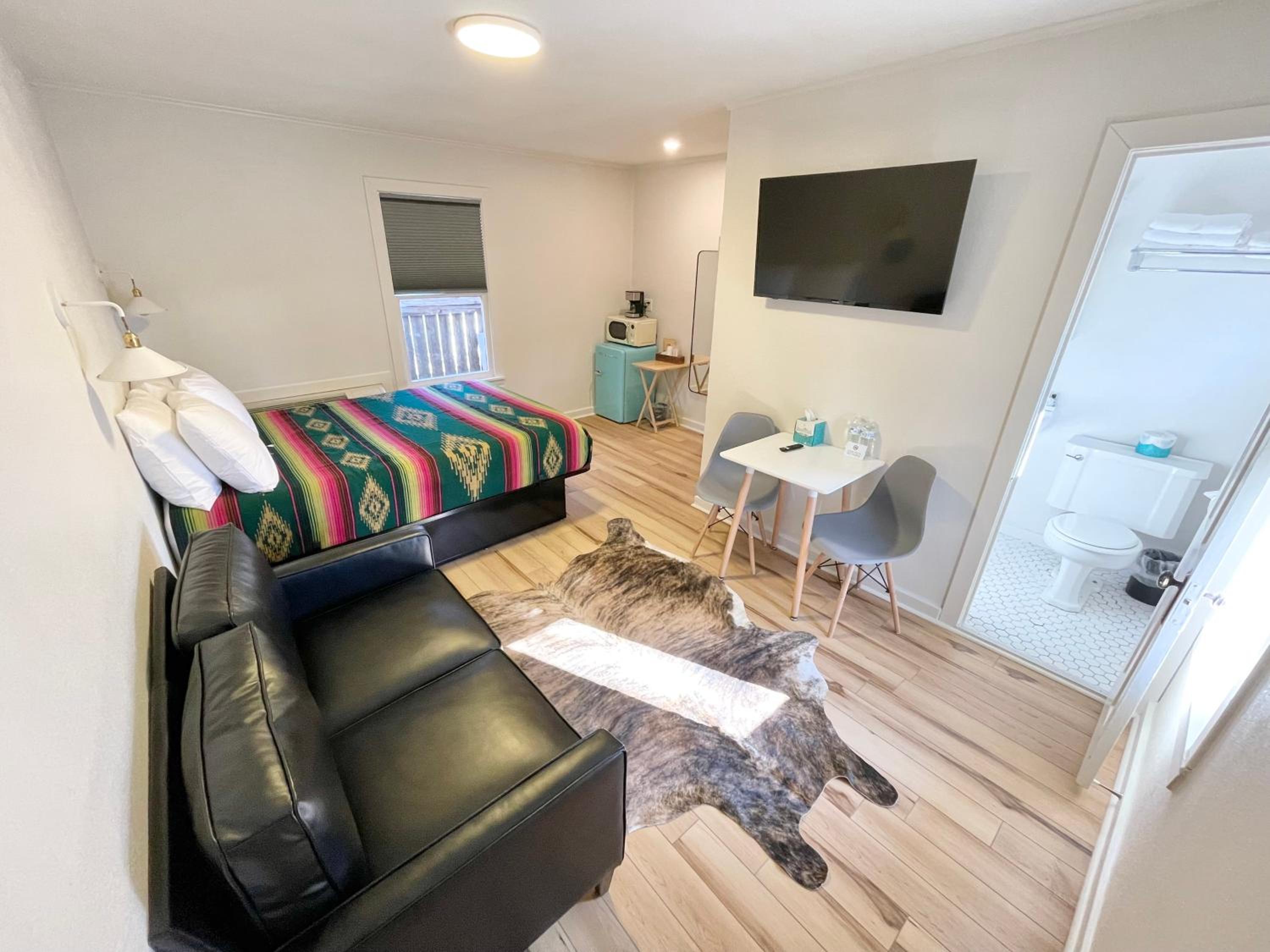 Queen Suite - Photo 21
