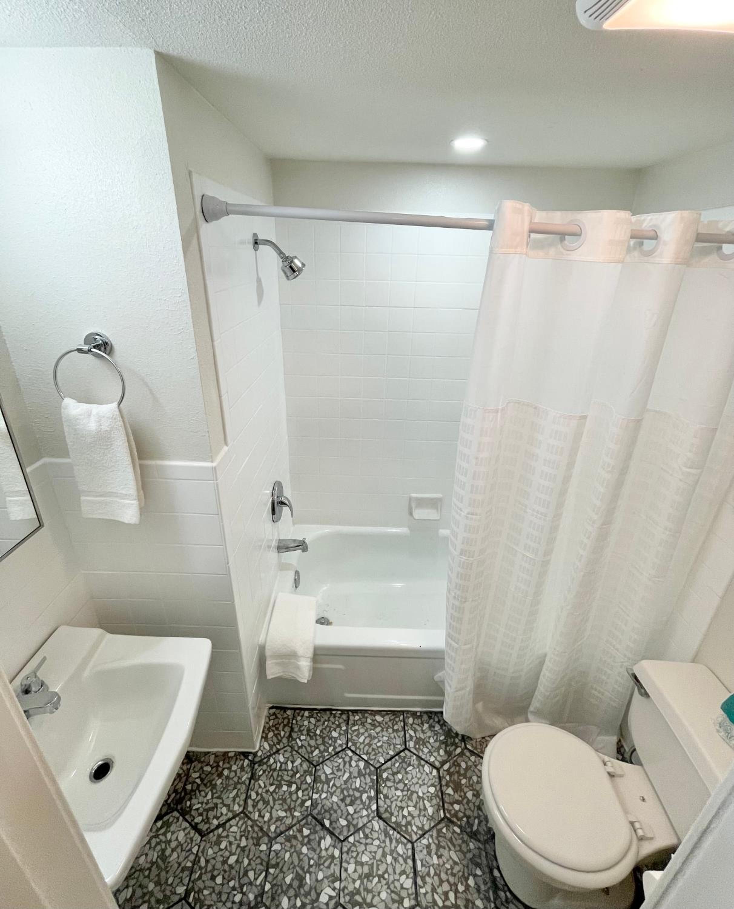 Standard Queen Room - Photo 11