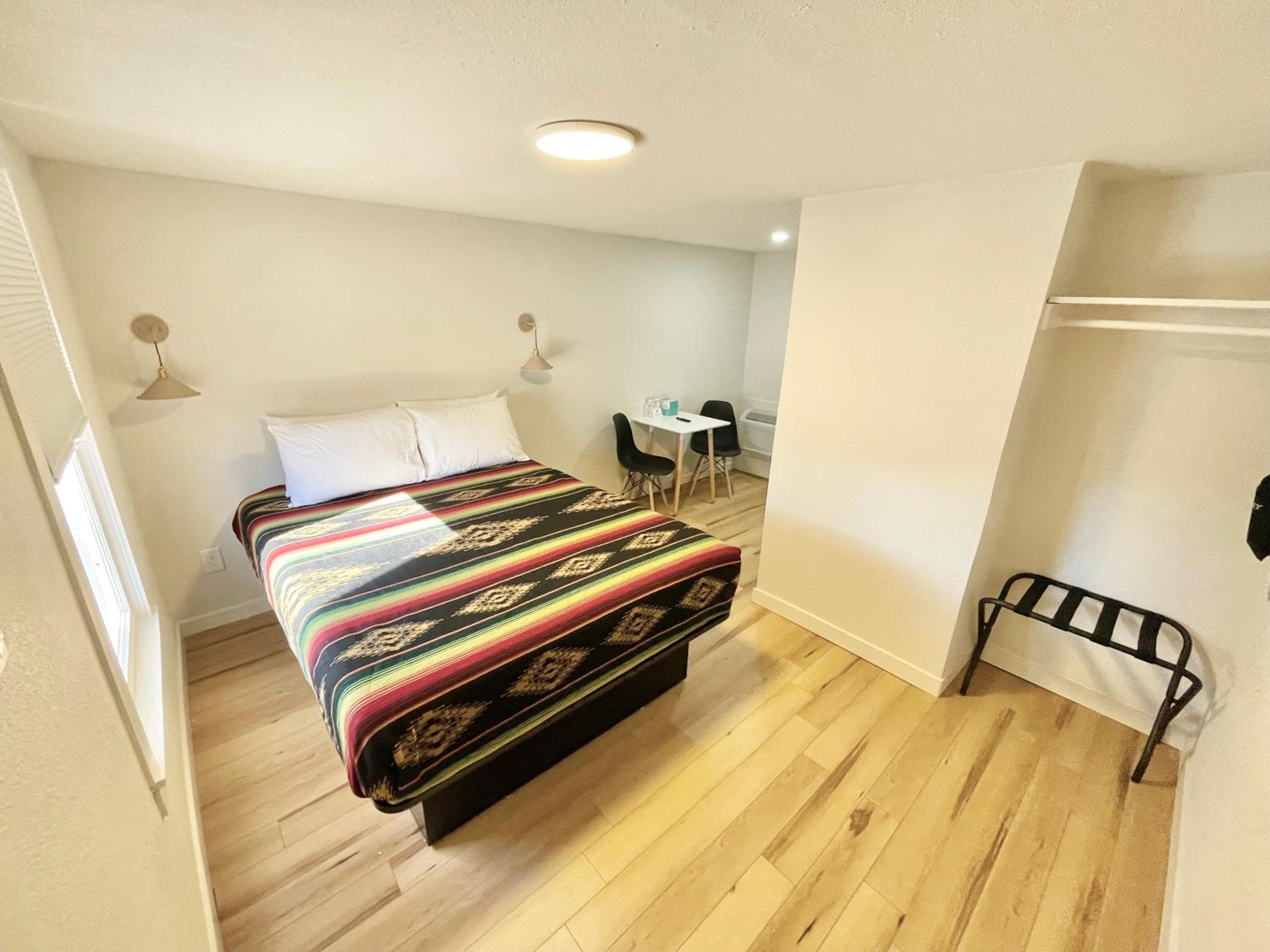 Standard Queen Room - Photo 12