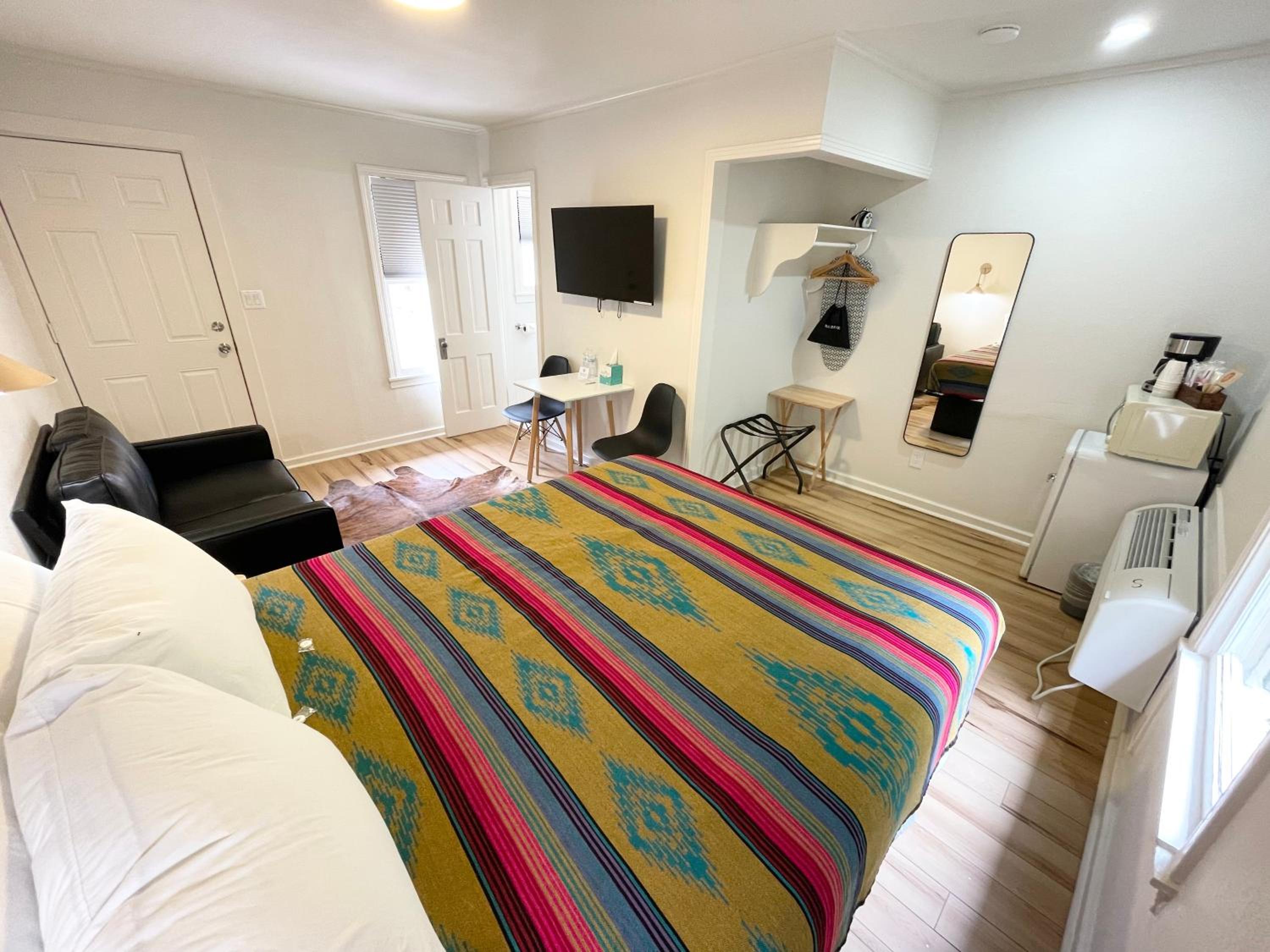 Queen Suite - Photo 29
