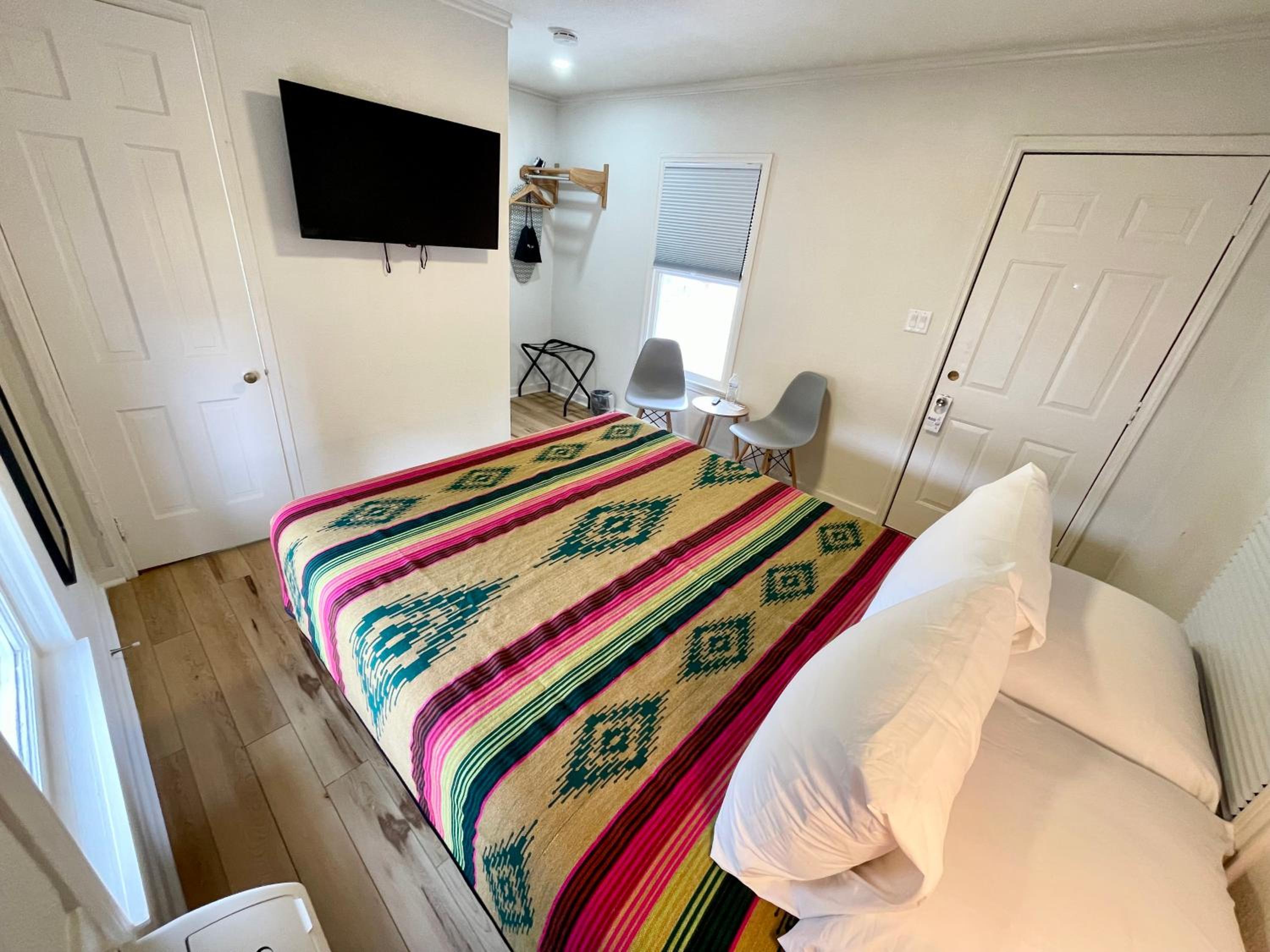 Budget Double Room - Photo 19