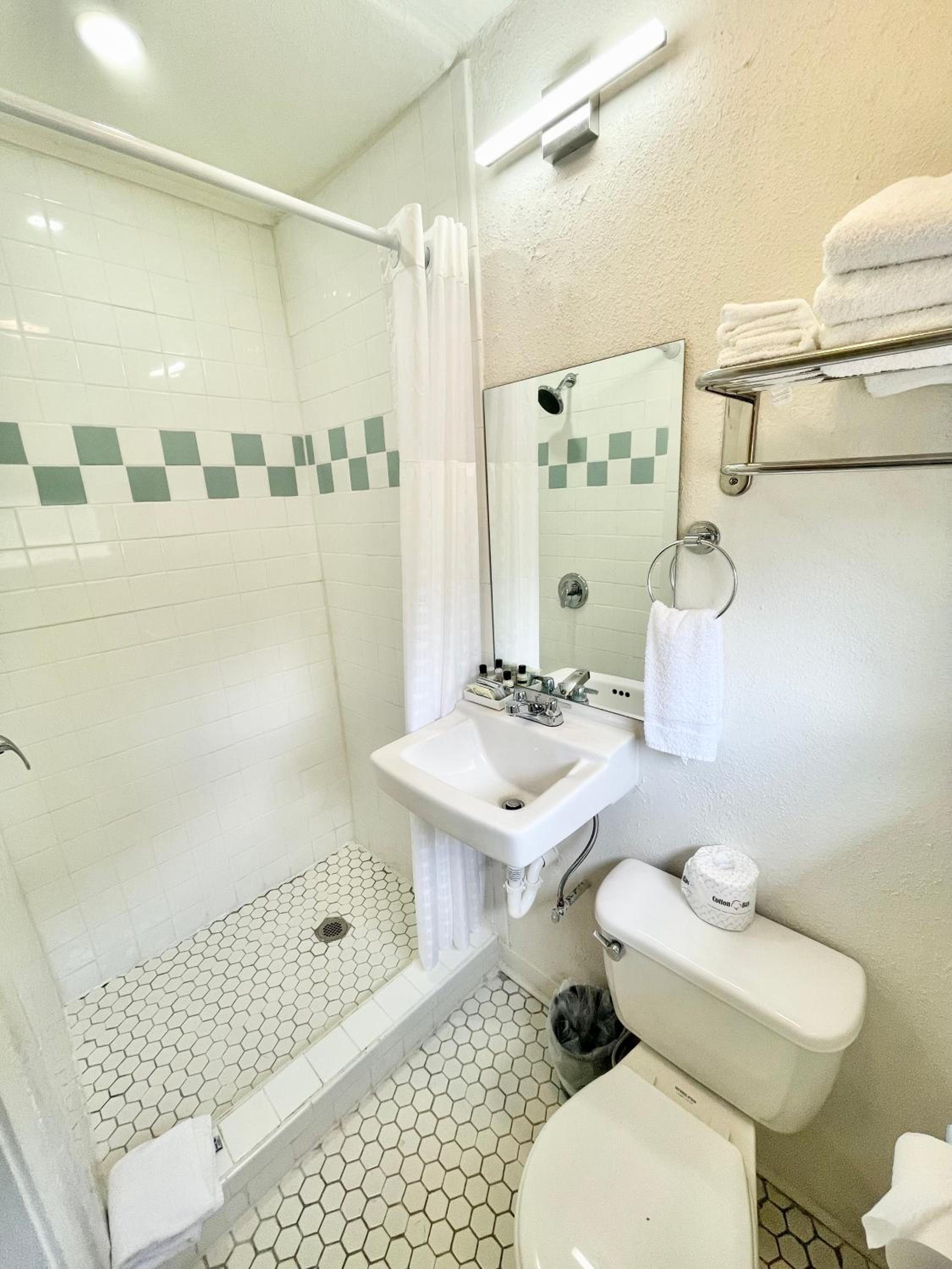 Queen Suite - Photo 35
