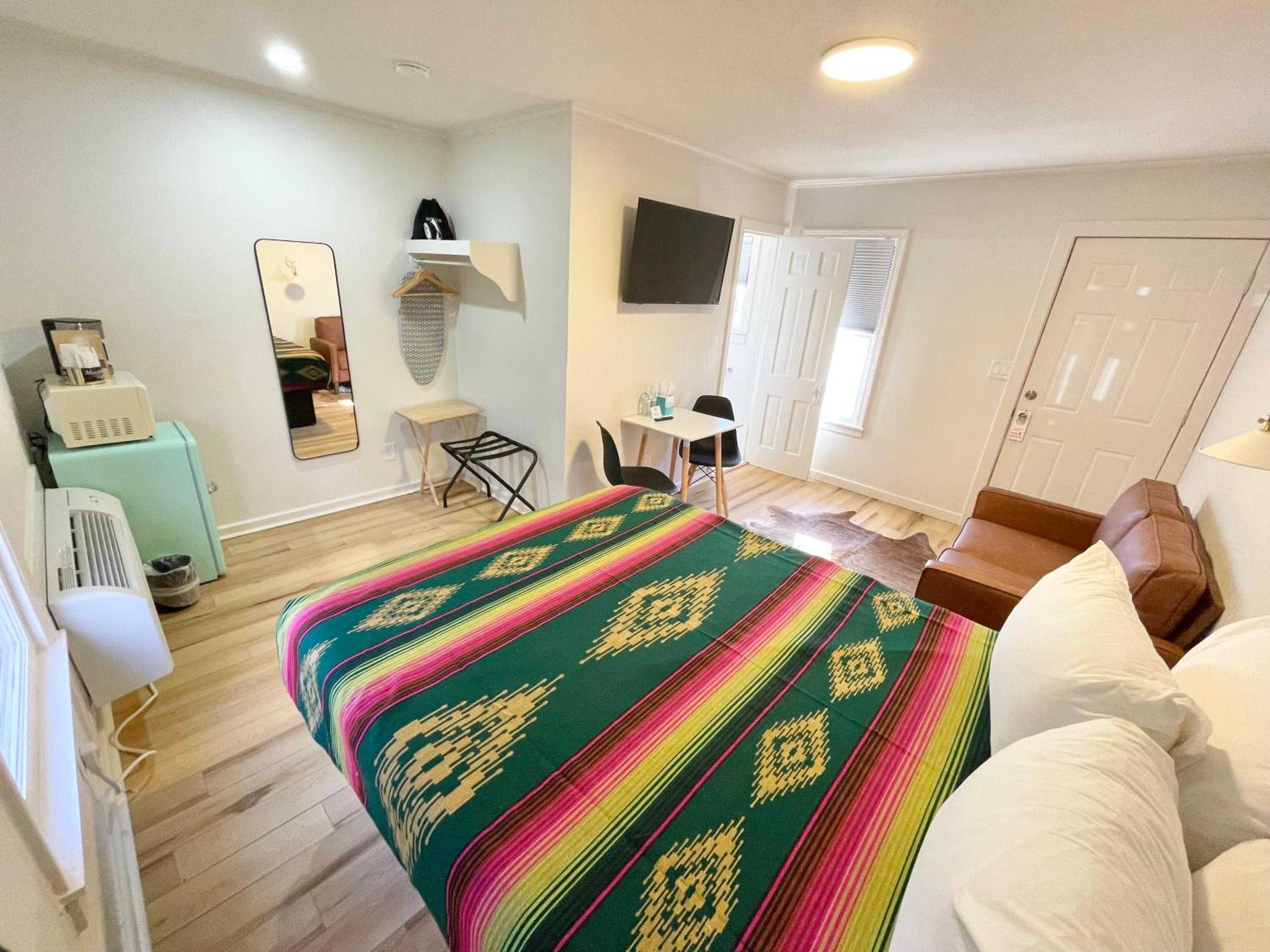 Queen Suite - Photo 36