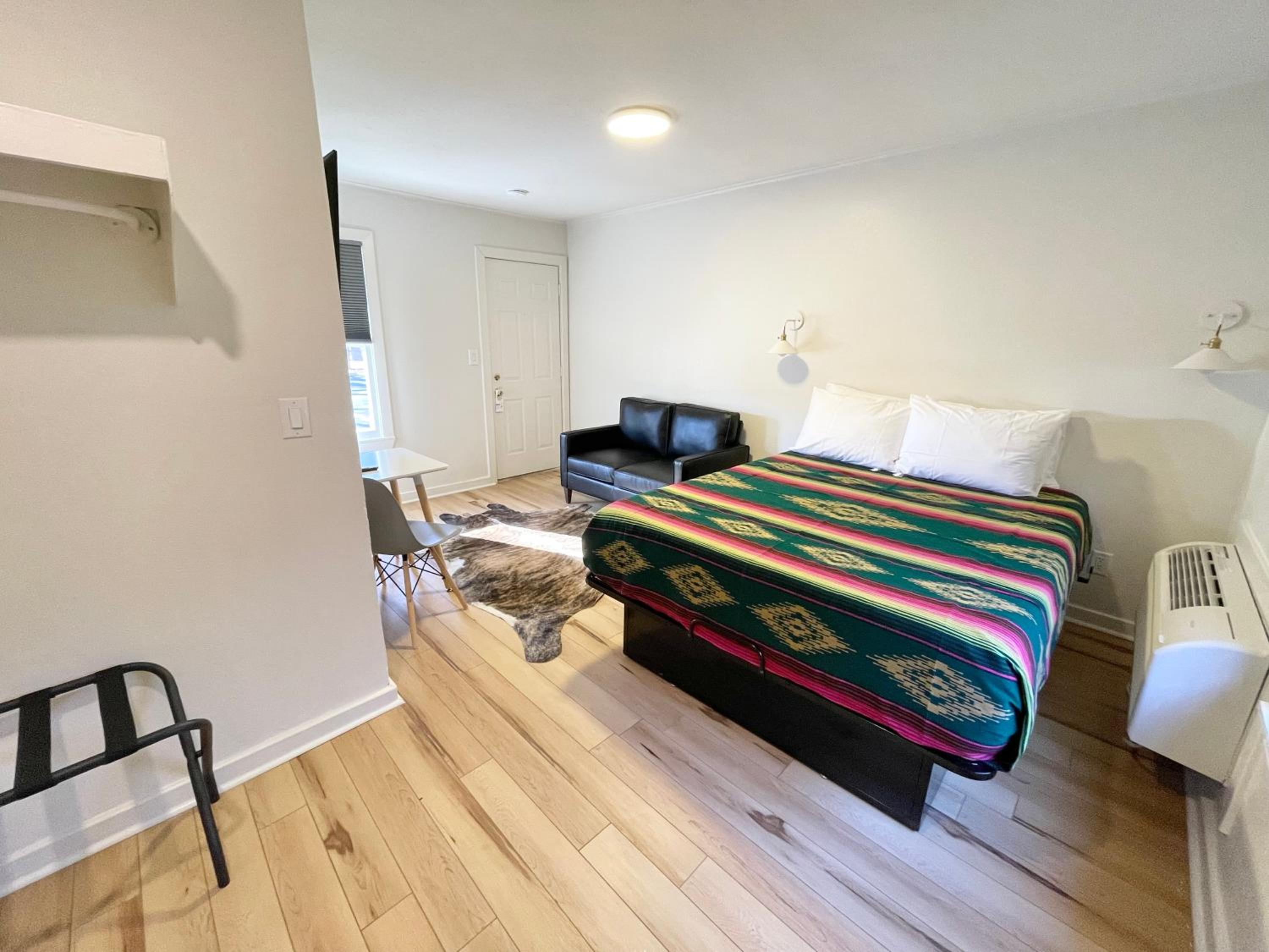 Queen Suite - Photo 3