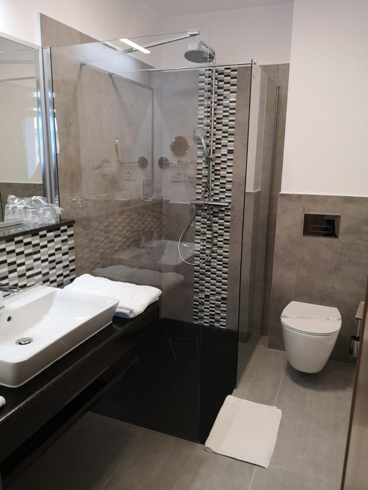 Double or Twin Room - Photo 22
