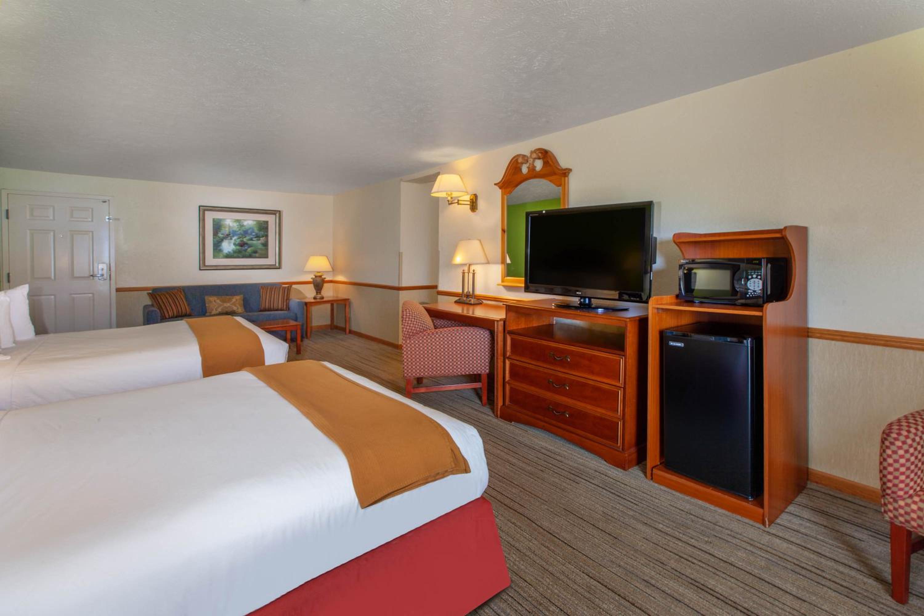 Queen Room with Two Queen Beds and Patio photo 1