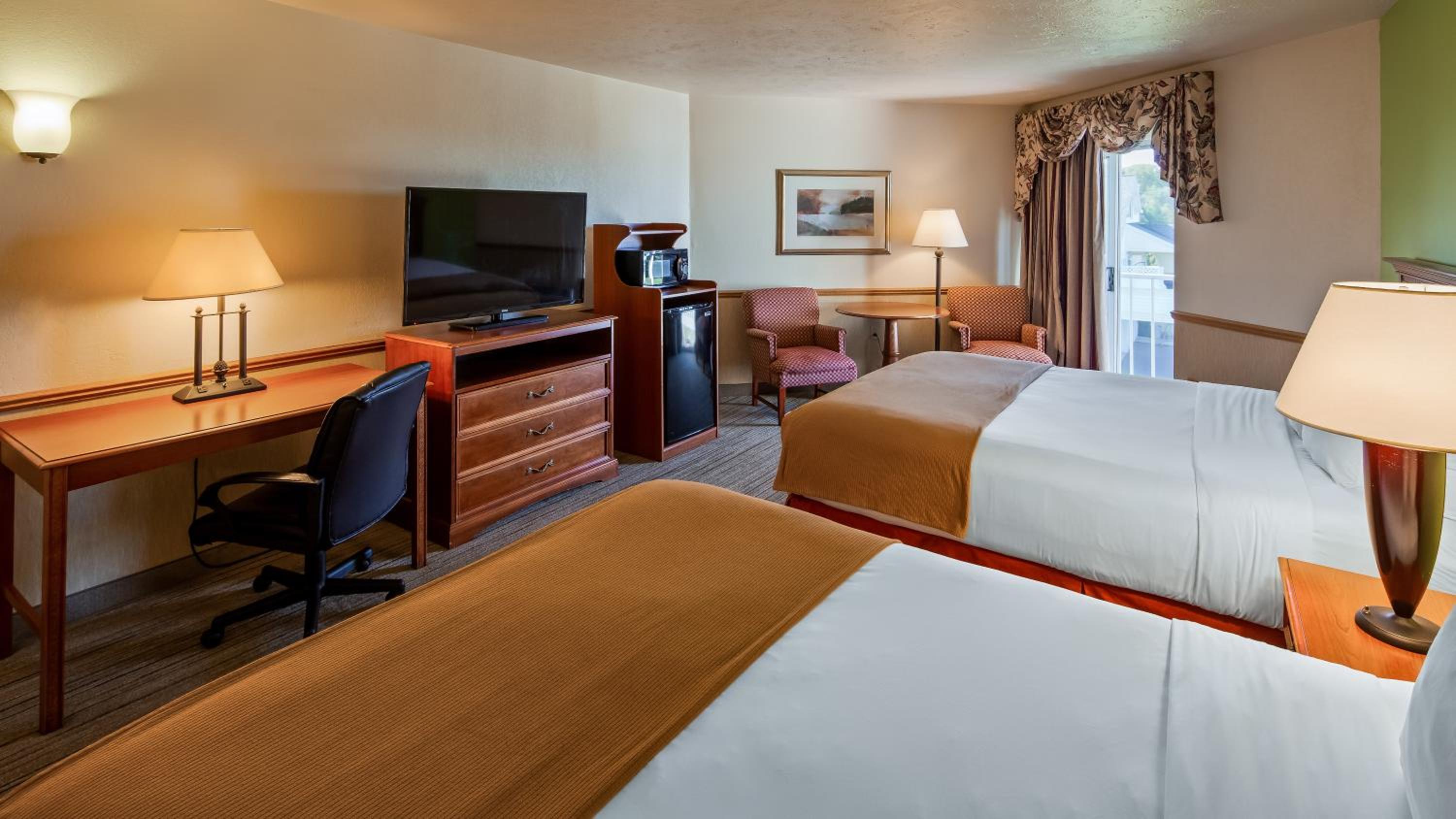 Queen Room with Two Queen Beds and Bath Tub - Disability Access photo 2
