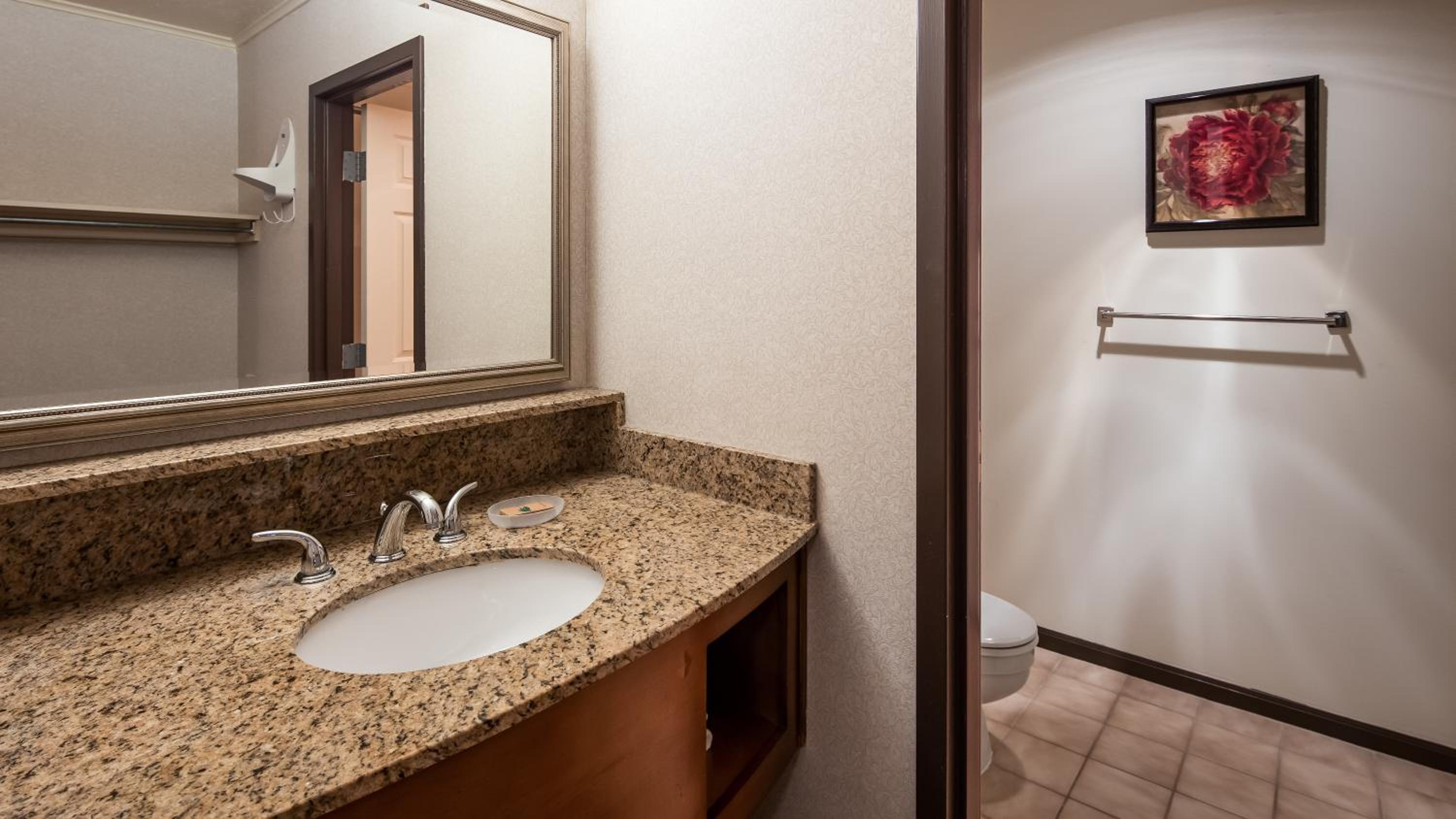 One-Bedroom Suite with Three Queen Beds and Patio photo 2