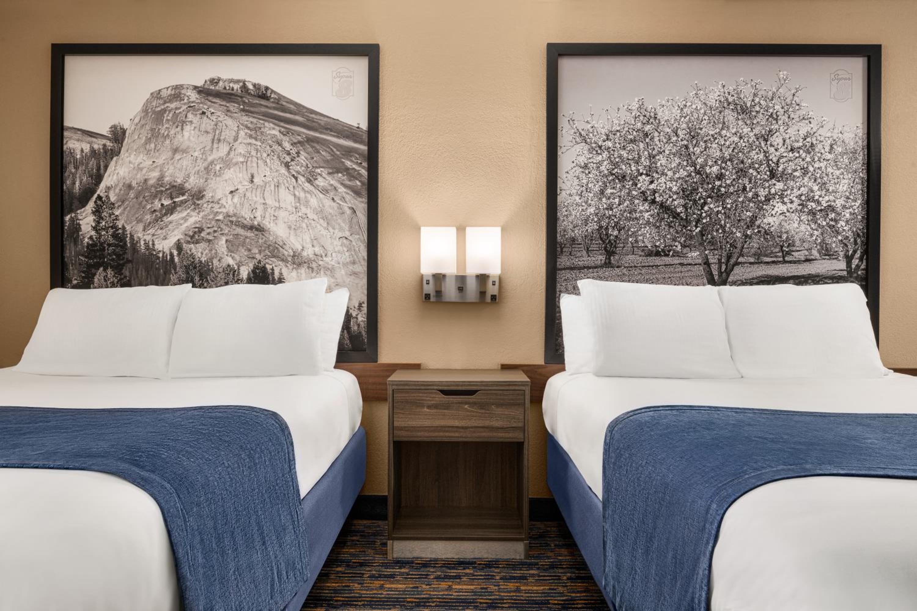 Queen Room with Two Queen Beds - Non-Smoking - Photo 1