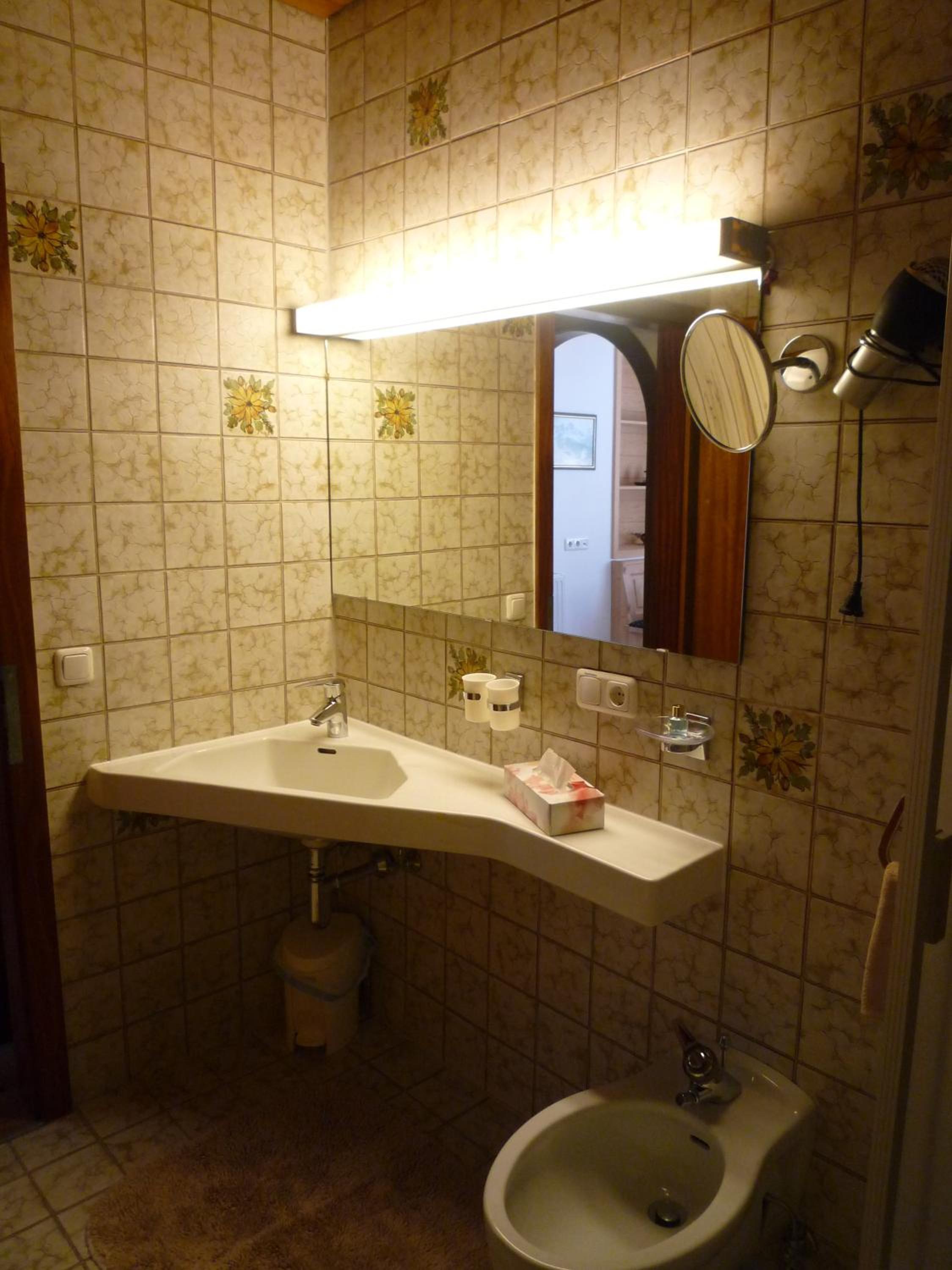 One-Bedroom Apartment with Balcony Top A photo 3