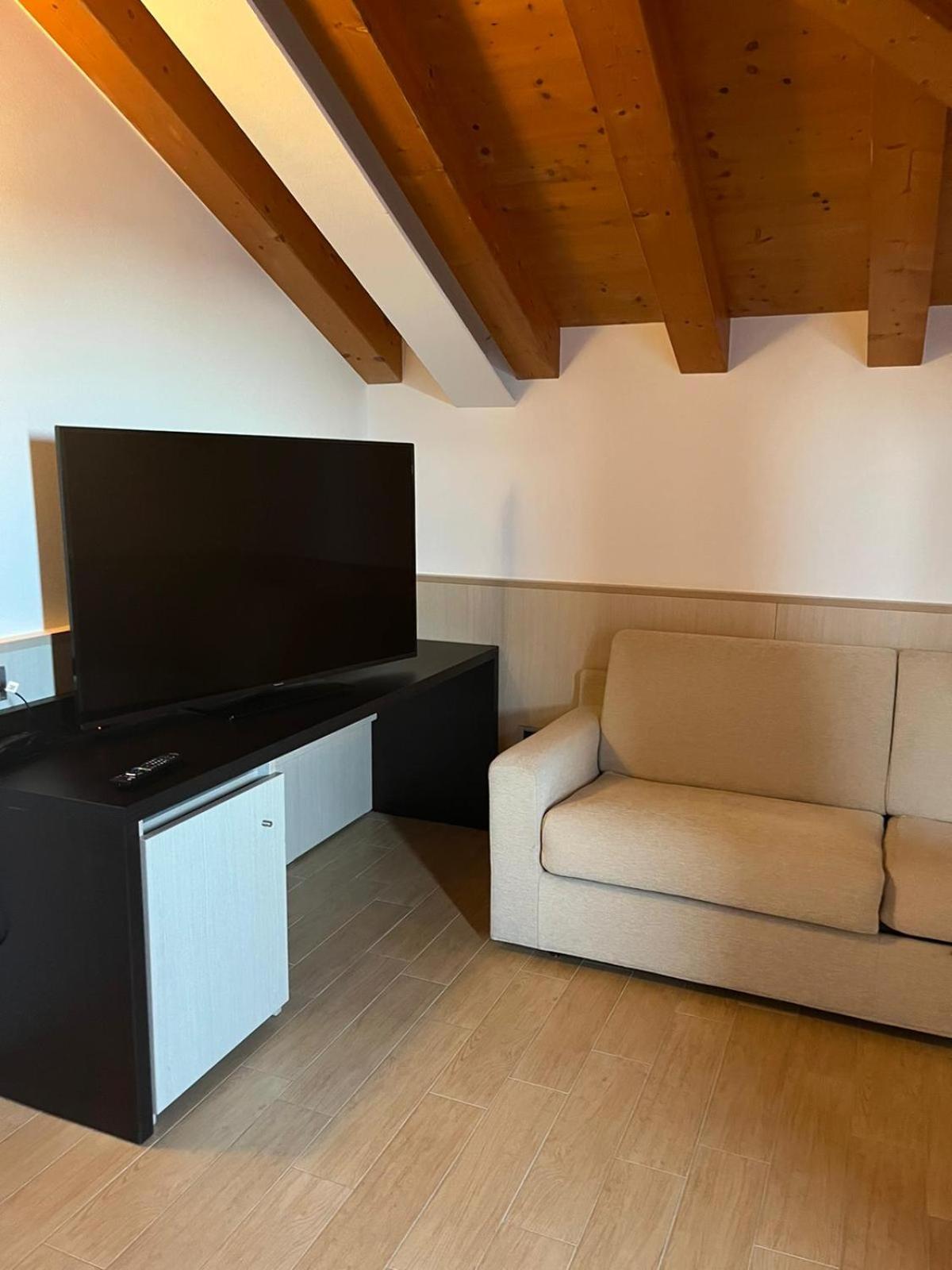 Family Suite (2 Adults + 2 Children) with Balcony - Photo 8