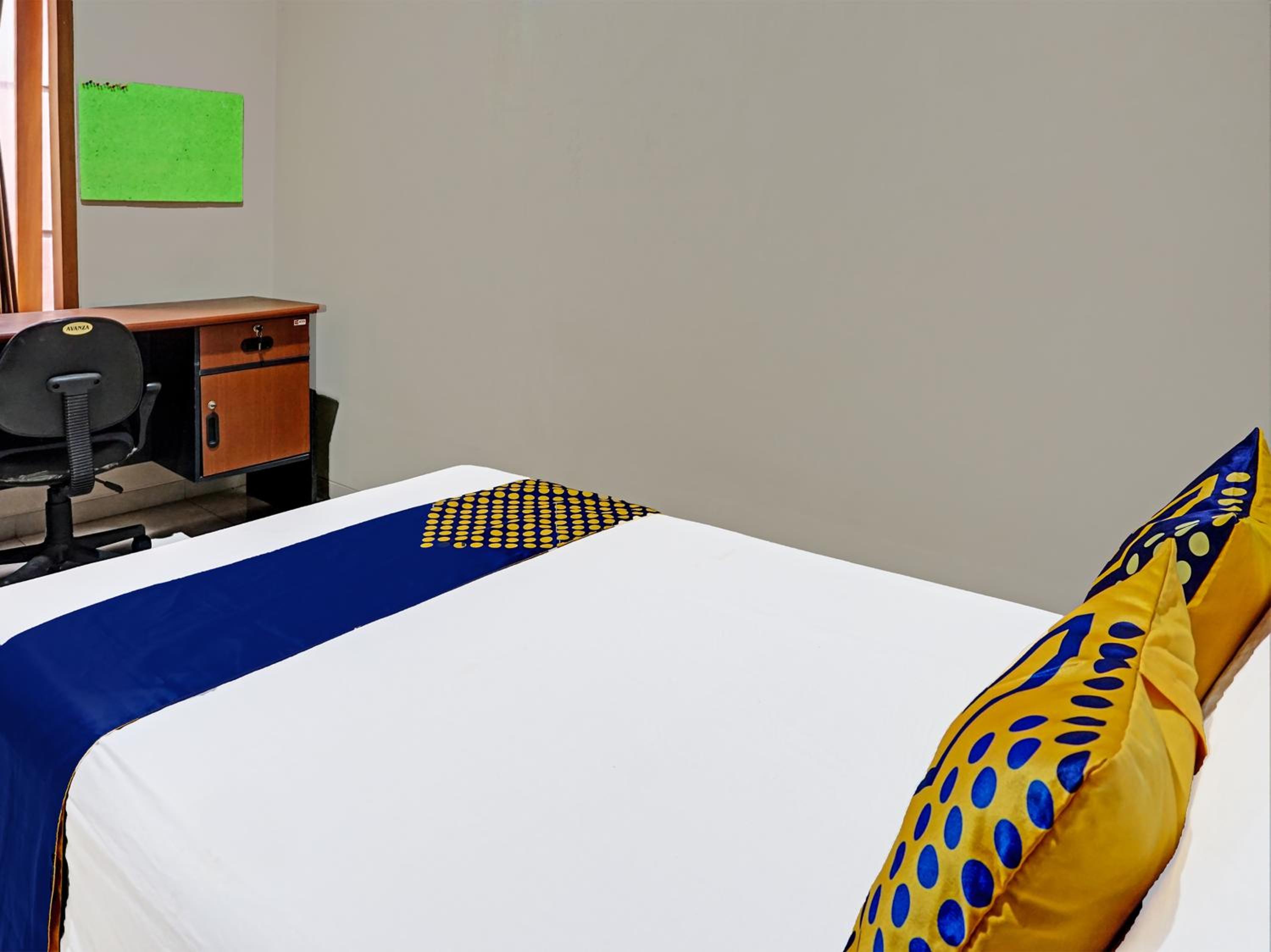 Budget Double Room - Photo 7