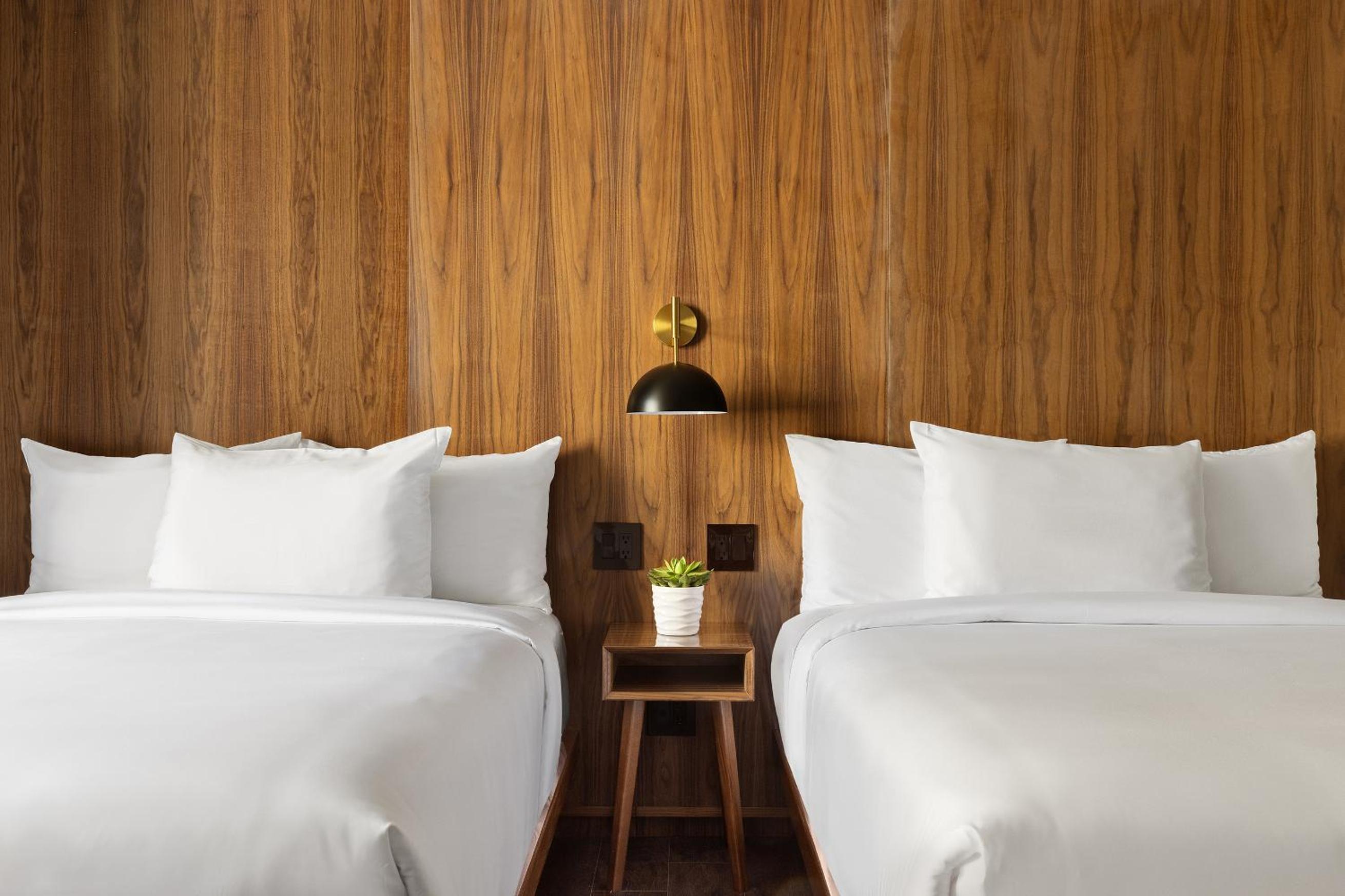 Double Room with Two Double Beds and City View thumbnail 5