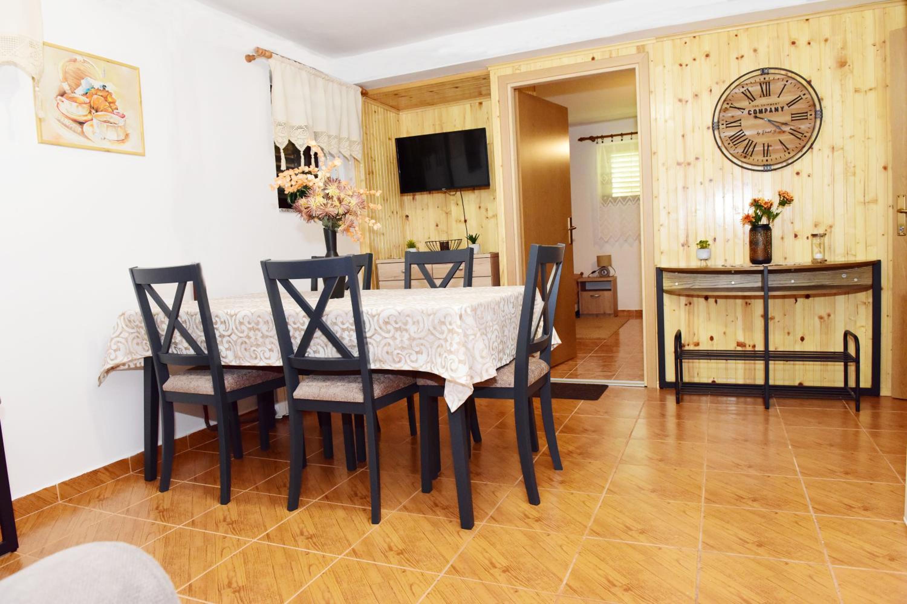 One-Bedroom Apartment - Photo 2