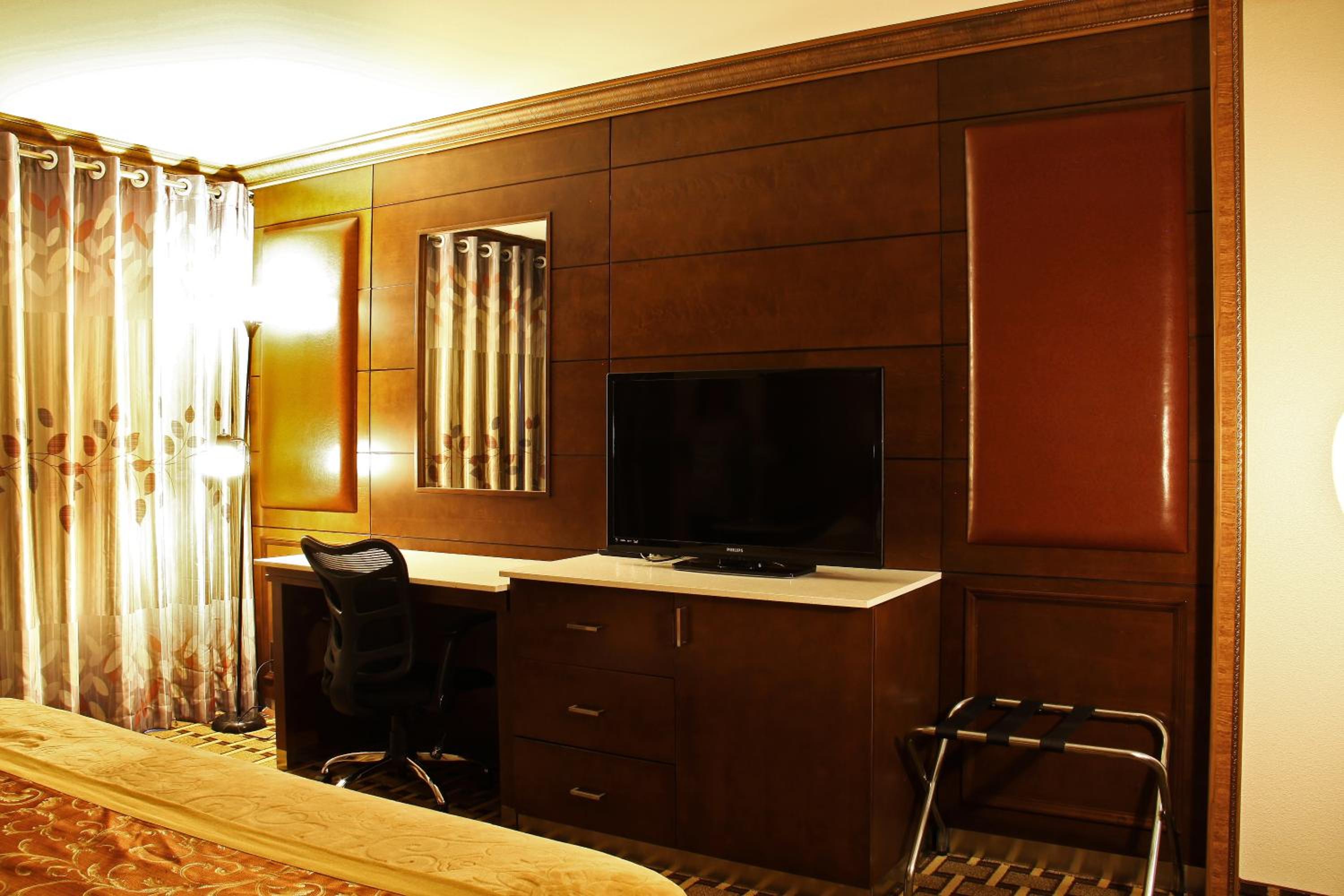 Luxury King Room - Photo 7