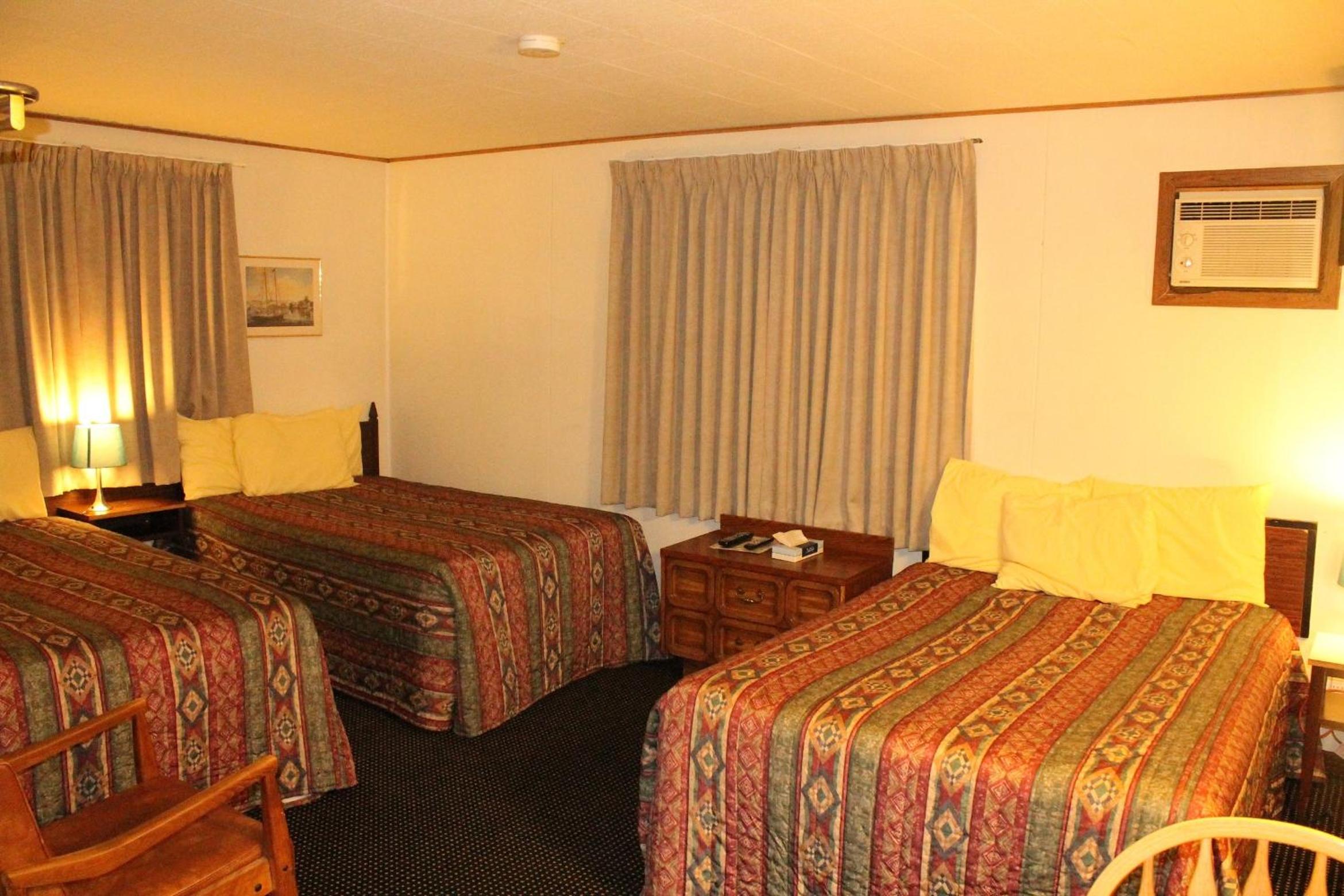 Triple Room with Three Double Beds and Kitchenette - Smoking photo 1
