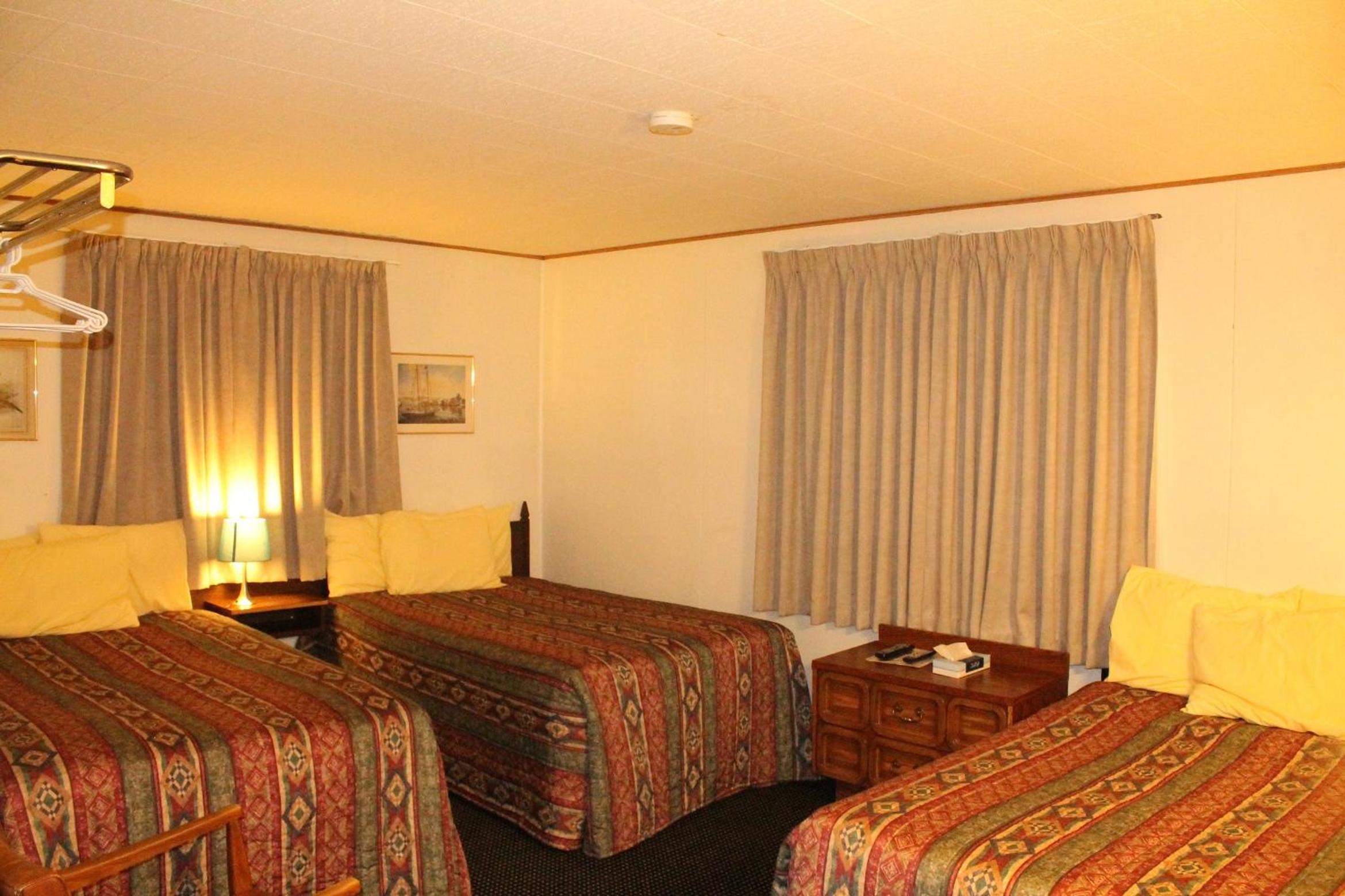 Triple Room with Three Double Beds and Kitchenette - Smoking photo 3