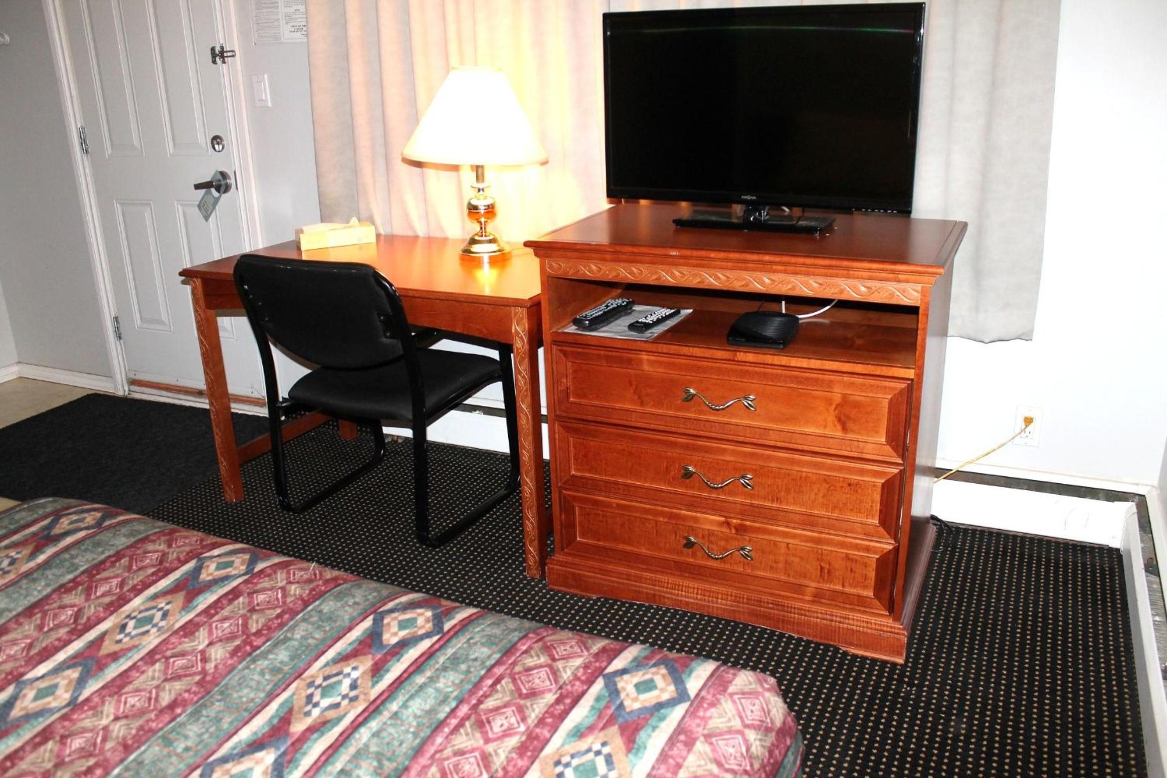 Queen Room with Two Queen Beds Kitchenette - Non Smoking photo 3