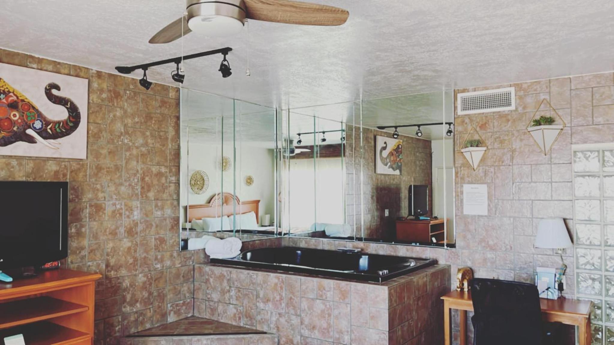 King Suite with Spa Bath - Non-Smoking - Photo 10