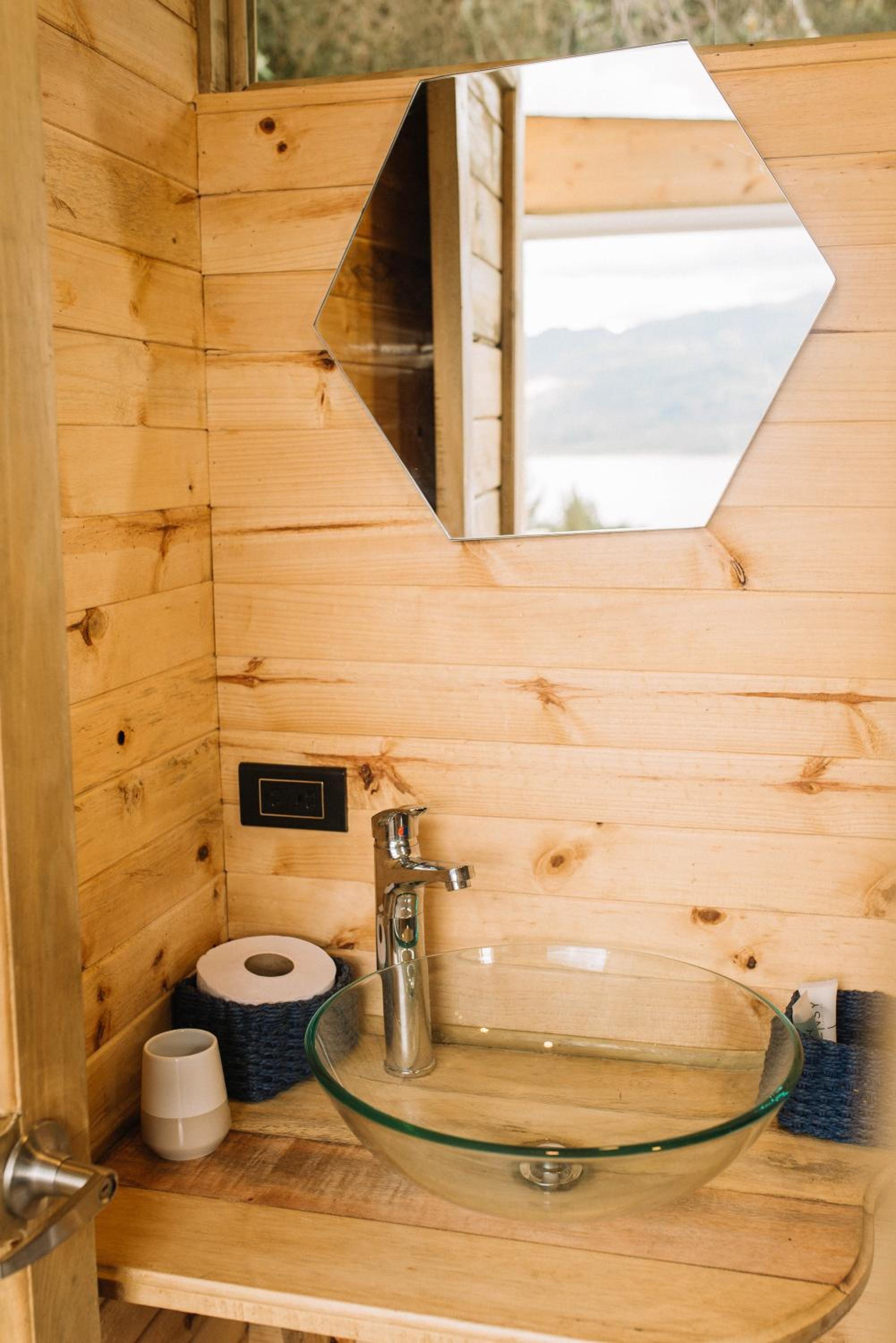 Deluxe Double Room with Bath - Photo 6