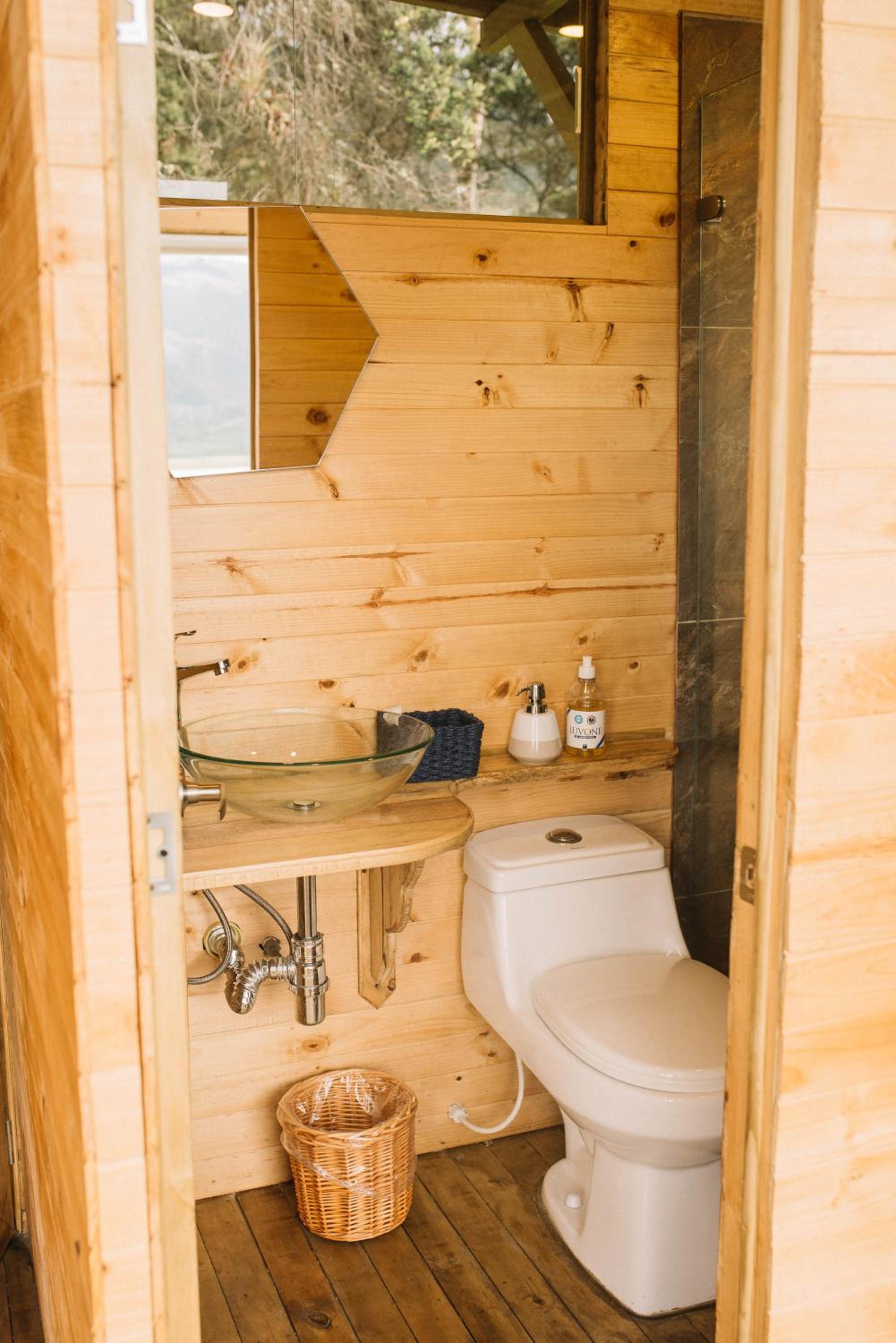 Deluxe Double Room with Bath - Photo 5