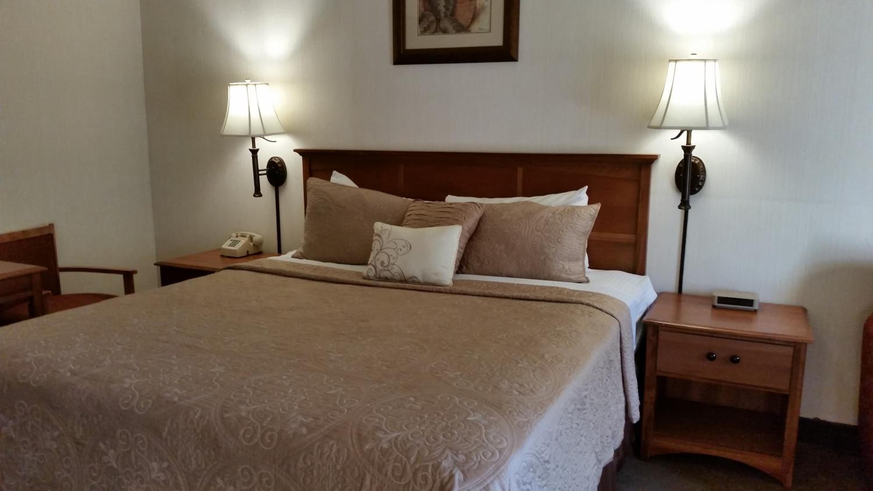Deluxe King Room - Photo 2