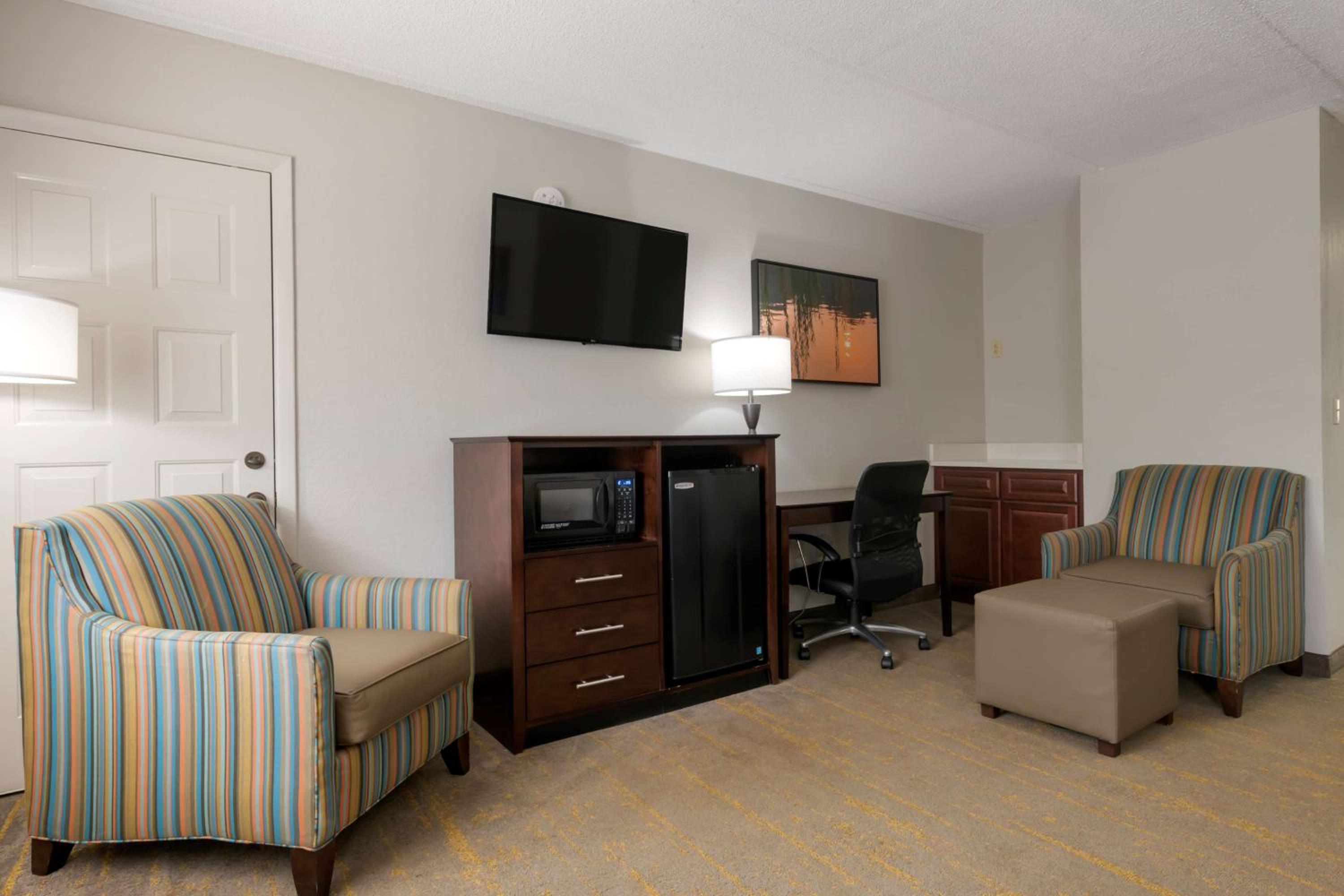 Large King Room - Non-Smoking photo 2