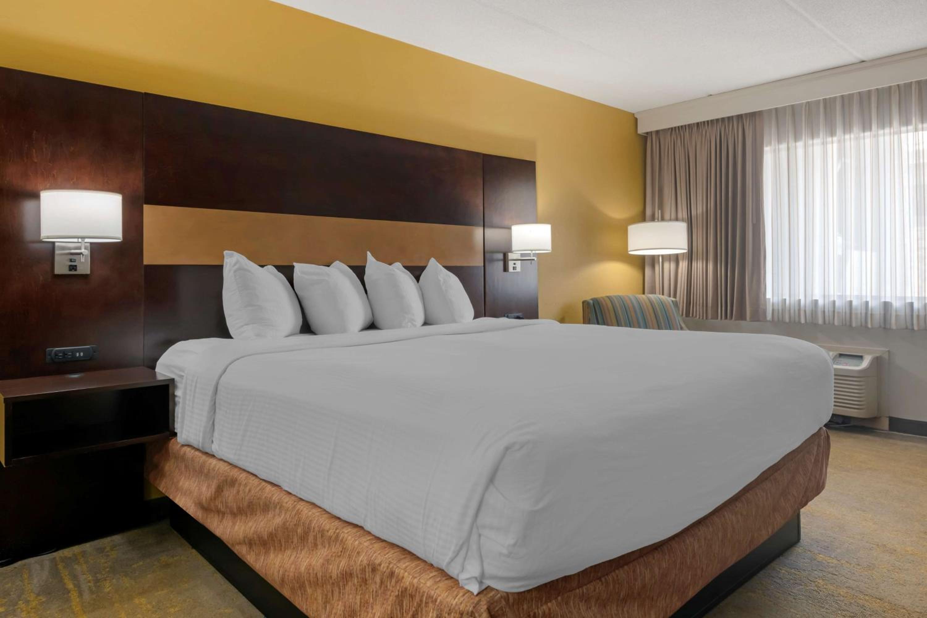King Room with Roll-in Shower - Disability Access/Non-Smoking photo 1