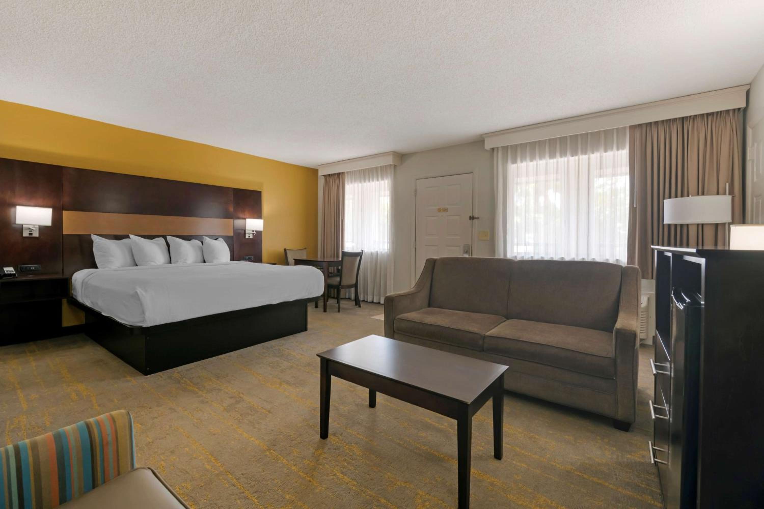 King Suite with Sofa Bed - Non-Smoking photo 2