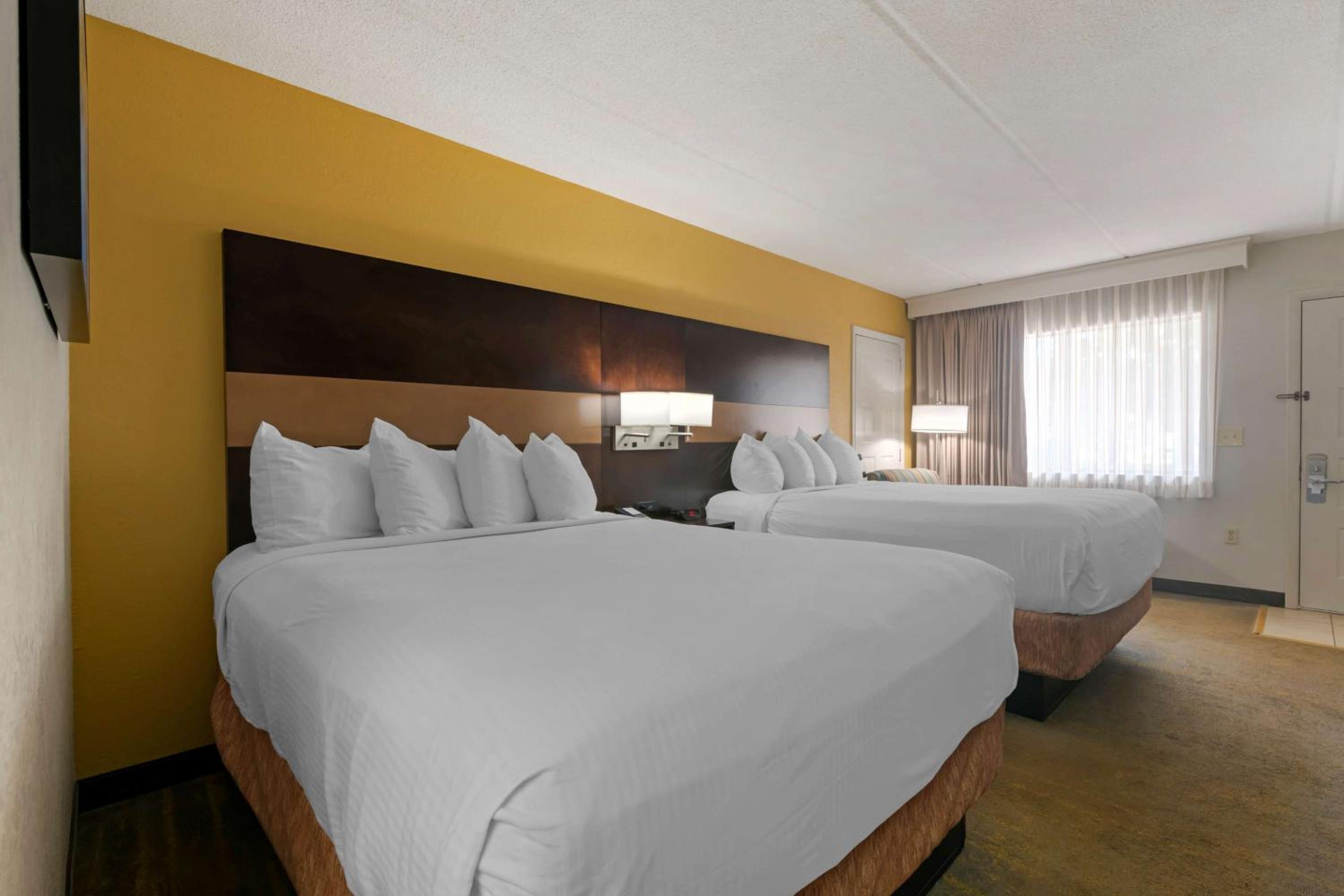 Queen Room with Two Queen Beds - Smoking photo 1