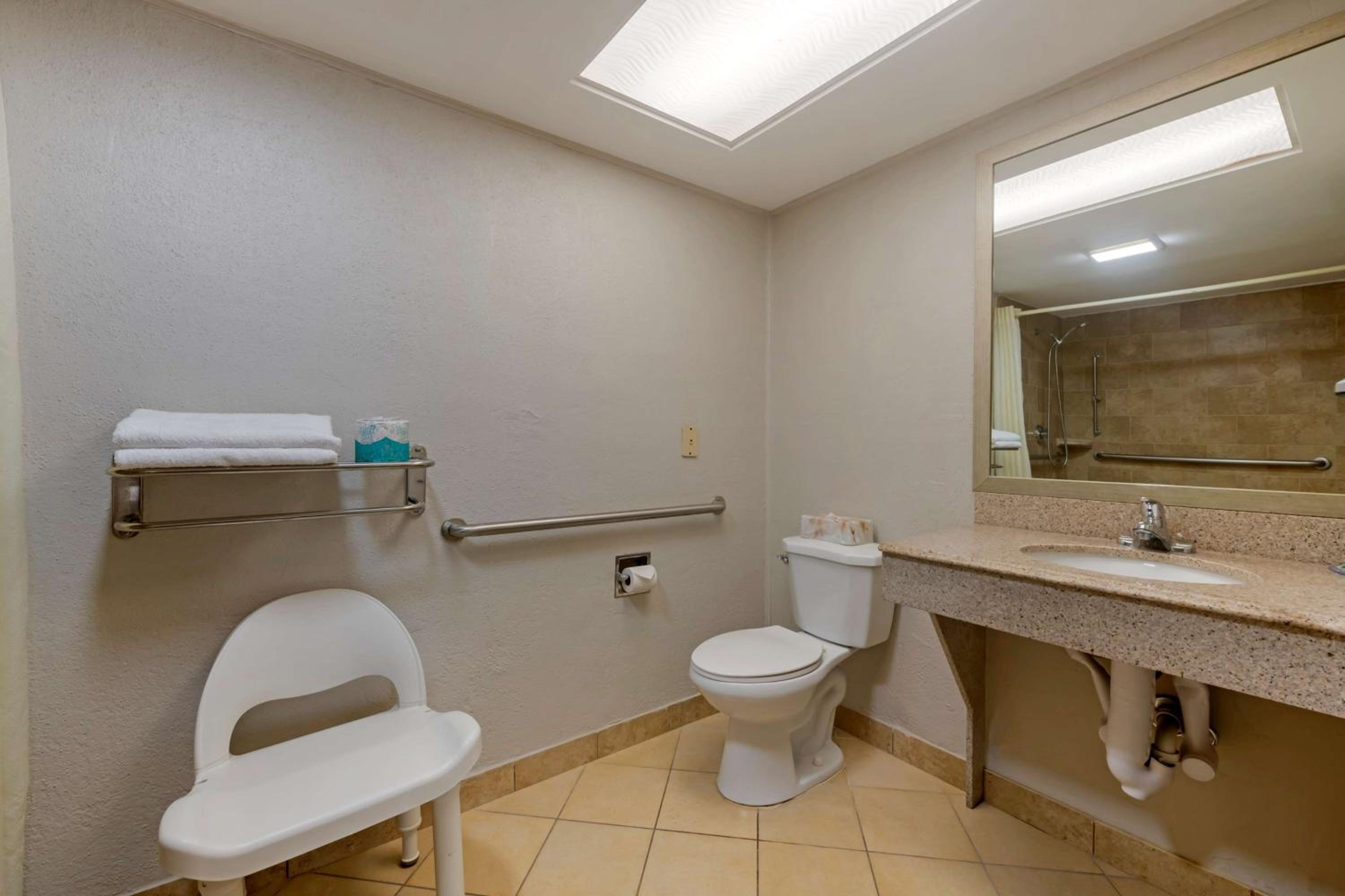 King Room with Roll-in Shower - Disability Access/Non-Smoking photo 3