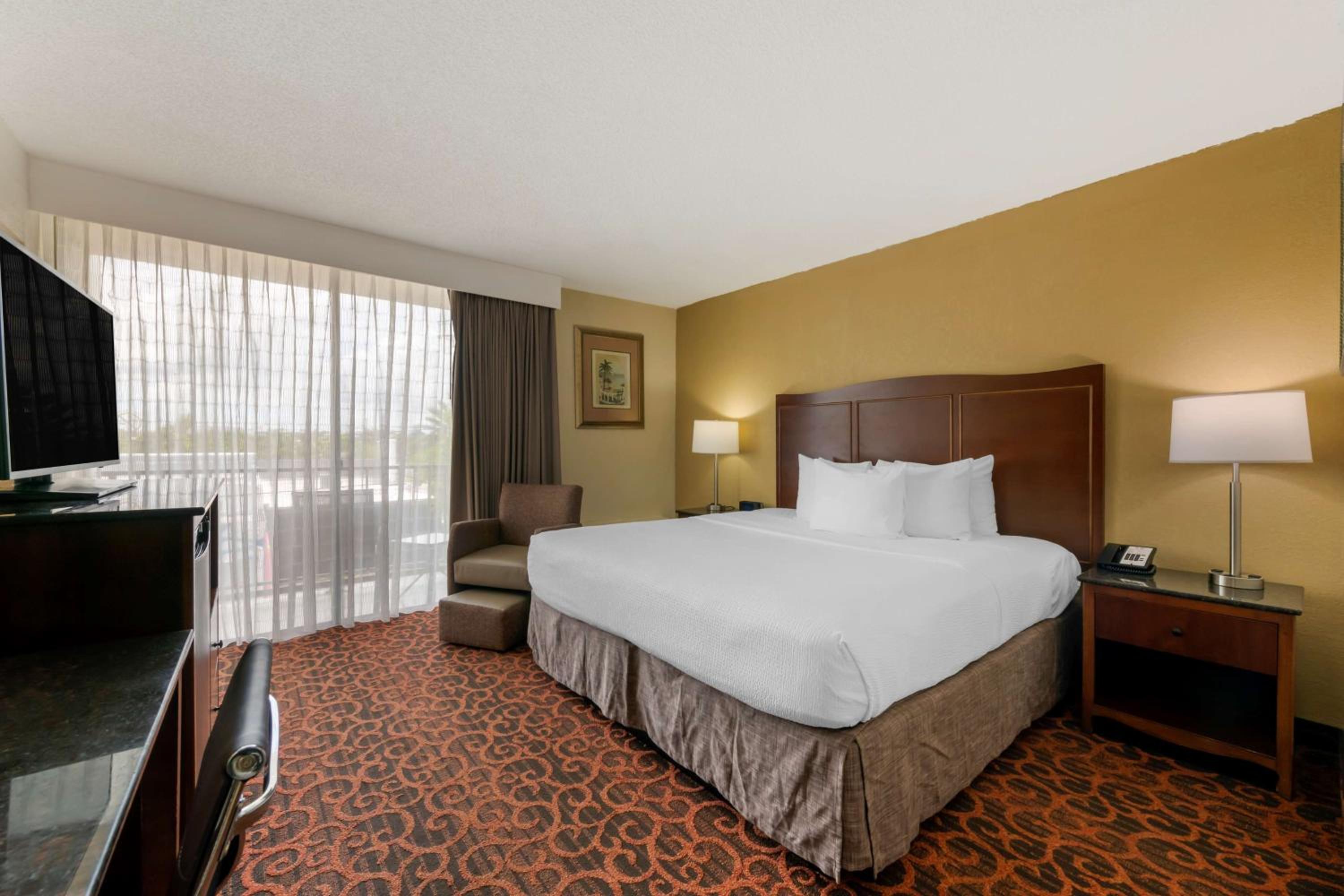 King Room with Balcony - Photo 2