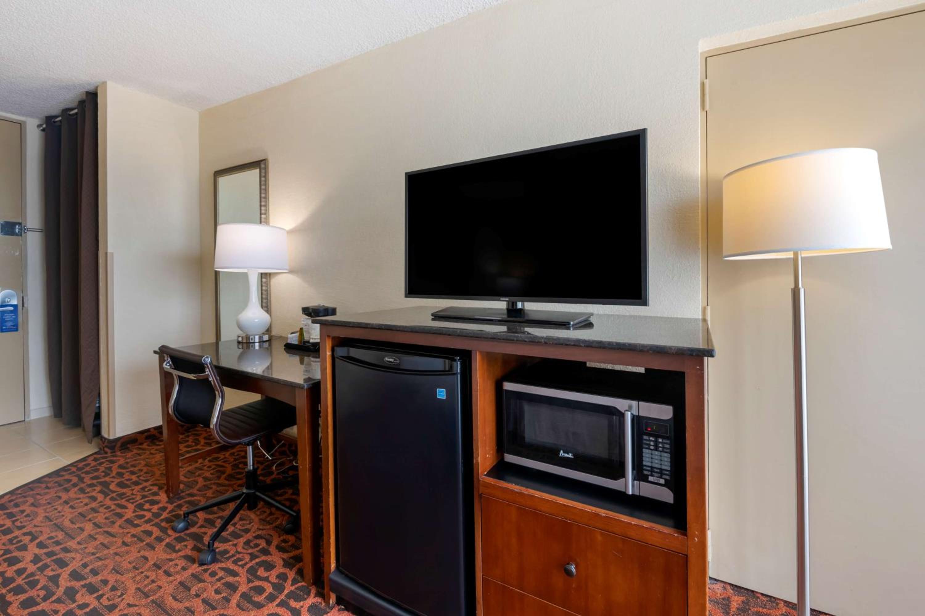 Two Double Beds with Balcony - Non-Smoking - Photo 2