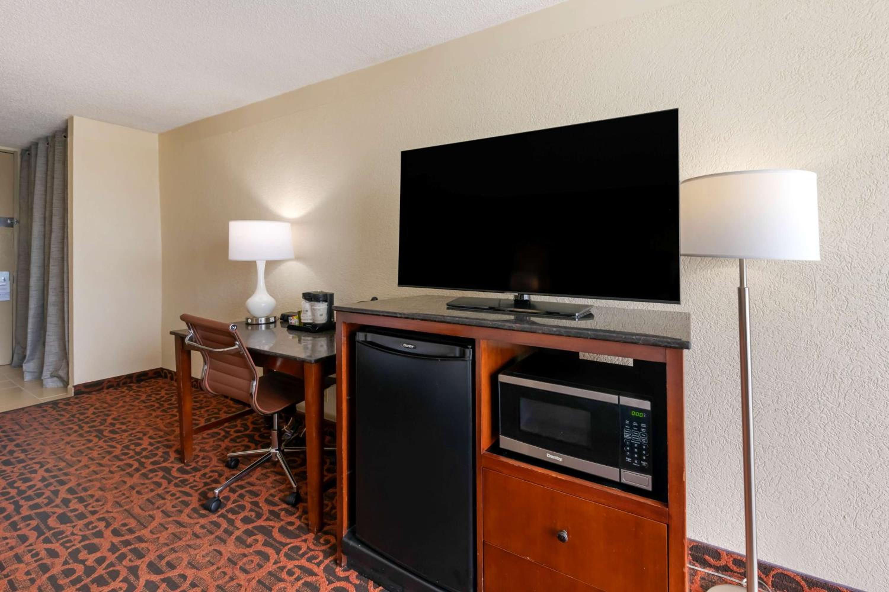 King Room with Balcony - Photo 4